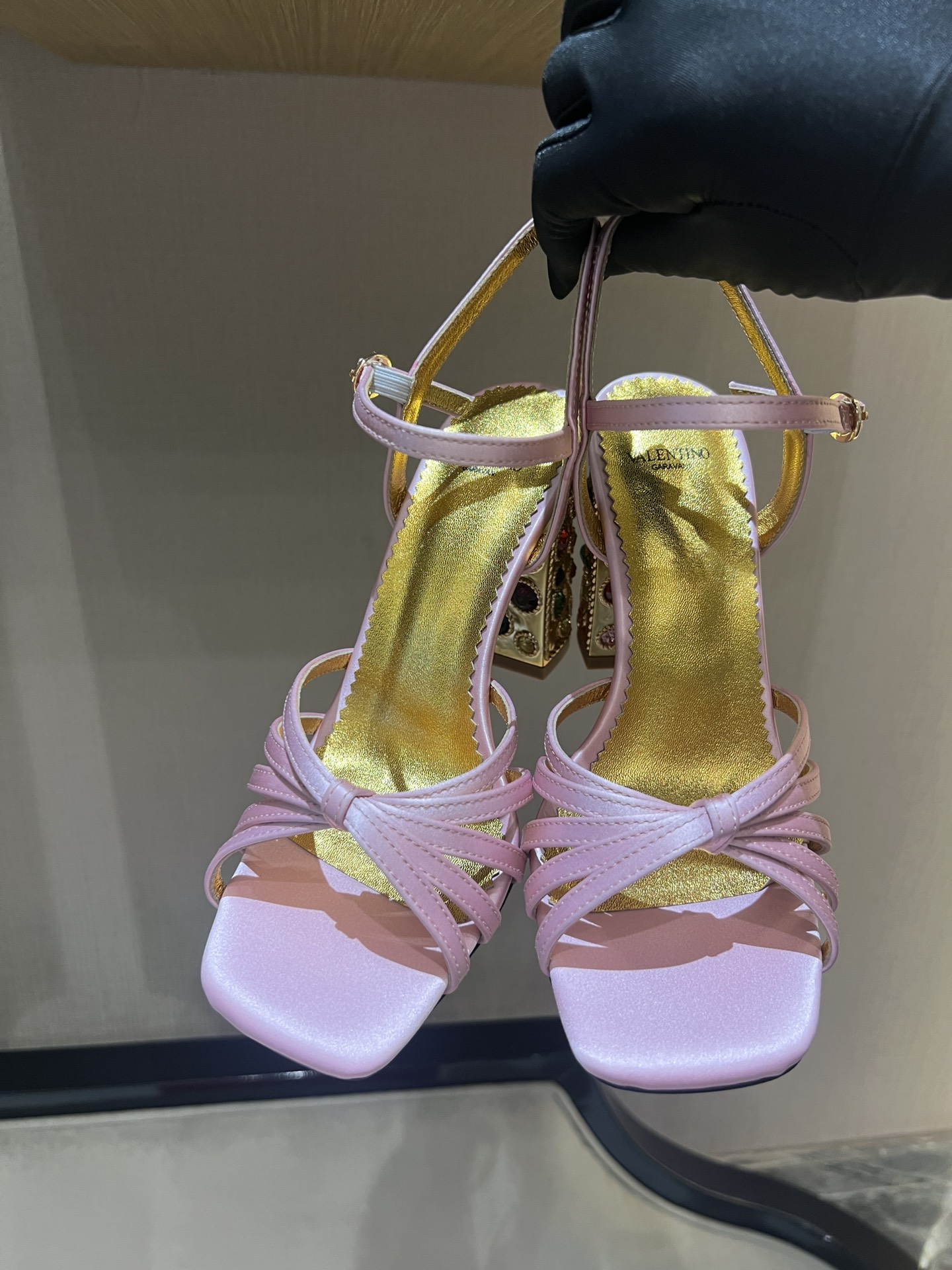 NO:237049,V Home Warren Spring and Summer 2025 new rhinestone sandals, the latest series of counters, the highest version!  The rhinestone series released by V this time can be said to be very popular. The last shape is completely compared to the counter. The details are perfect. Without the original version, you can't make such exquisiteness!  (Note! The heel type and height are exclusively made according to the original version, not a random replacement for ordinary market products) The color and texture of the fastener are consistent with the original version, the upper is satin, the inner part of the sheepskin footrest, and the original leather sole!  Heel height: 9cm size 34-42 (34, 40, 41, 42 sizes are not returned or replaced), 00, high heels sandals, valentino, sandals, high heels, sheepskin, Leather soles19860909V家华伦2025年春夏新款水钻凉鞋 专柜最新系列 最高版本！ V家这次出的水钻系列可以说是非常火爆了,楦型完全对比专柜 细节完美 没有原版是做不出这样精致！（注！鞋跟型及高度是按原版独家开模具,不是普通市场货随意代替）扣件颜色与质感与原版一致,鞋面缎面,羊皮垫脚内里,原版真皮大底！ 跟高:9cm 码数34-42（34、40、41、42码不退不换）,00,高跟鞋凉鞋,valentino,sandals,high heels,sheepskin,Leather soles,Women's Shoes