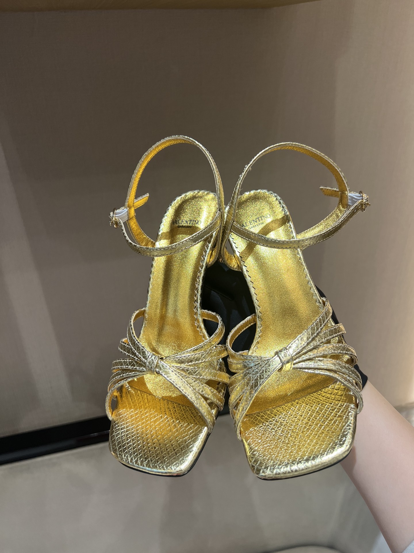 NO:237052,V Home Warren Spring and Summer 2025 new rhinestone sandals, the latest series of counters, the highest version!  The rhinestone series released by V this time can be said to be very popular. The last shape is completely compared to the counter. The details are perfect. Without the original version, you can't make such exquisiteness!  (Note! The heel type and height are exclusively made according to the original version, not arbitrarily replaced by ordinary market products.) The color and texture of the fastener are consistent with the original version. The upper uses imported cowhide, sheepskin footbed, and the original genuine leather sole!  Heel height: 9cm size 34-42 (34, 40, 41, 42 sizes are not returned or replaced), 00, high heels sandals, valentino, sandals, high heels, cowhide, sheepskin, Leather soles19860909V家华伦2025年春夏新款水钻凉鞋 专柜最新系列 最高版本！ V家这次出的水钻系列可以说是非常火爆了,楦型完全对比专柜 细节完美 没有原版是做不出这样精致！（注！鞋跟型及高度是按原版独家开模具,不是普通市场货随意代替）扣件颜色与质感与原版一致,鞋面采用进口牛皮,羊皮垫脚内里,原版真皮大底！ 跟高:9cm 码数34-42（34、40、41、42码不退不换）,00,高跟鞋凉鞋,valentino,sandals,high heels,cowhide,sheepskin,Leather soles,Women's Shoes