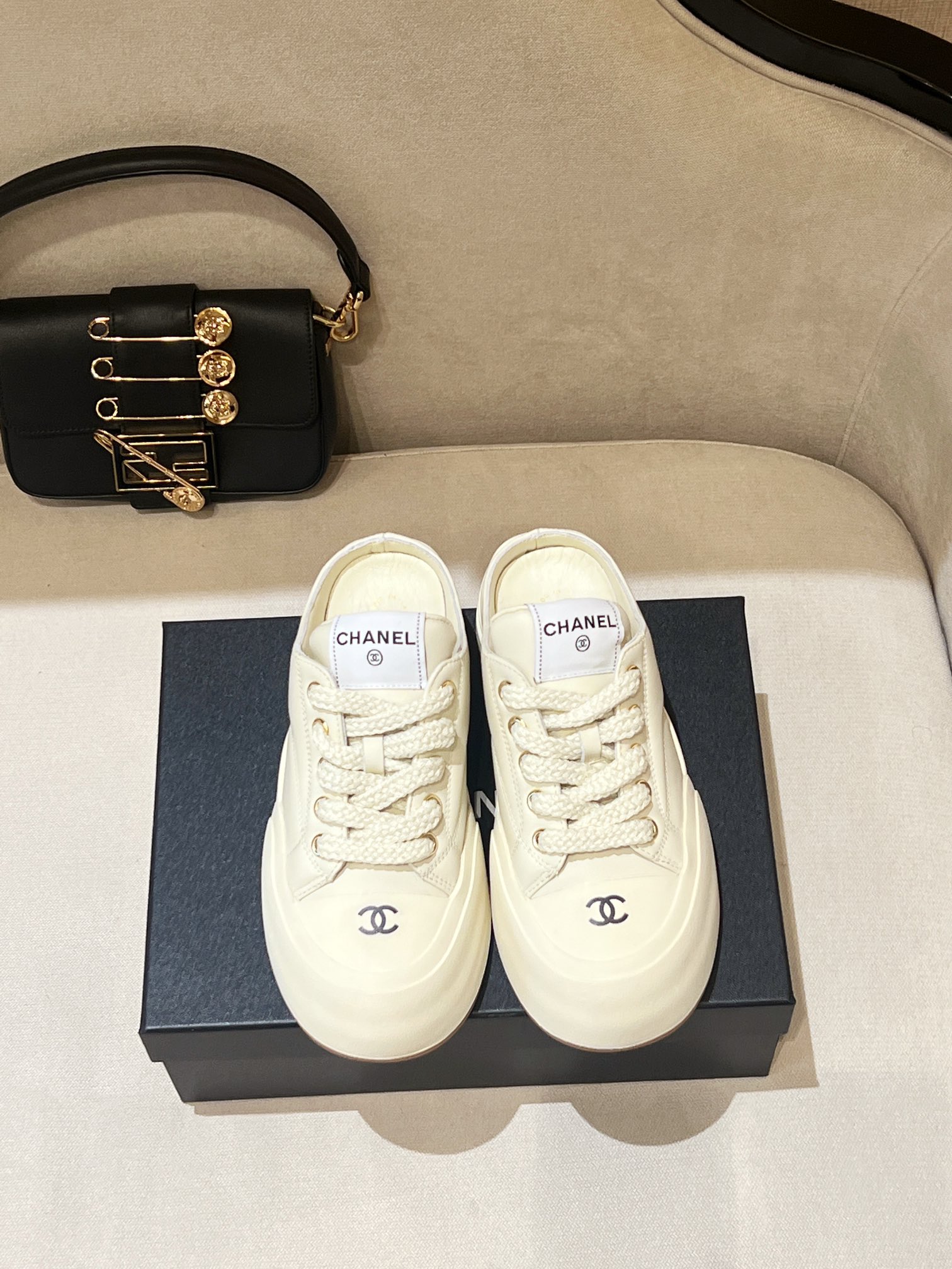 NO:234514,2025 Early Spring Series CC Lazy Slippers with one foot, the hot products continue the top quality, the boon of lazy people, and the high-end outfit matching items!  The upper is made of imported cowhide, sheepskin inner footbed, and an anti-slip and wear-resistant large sole!  High-quality code size 35-41 (41 custom made without return or exchange), semi-drag, slippers, cowhide, sheepskin198609092025年早春系列CC懒人一脚蹬拖鞋 爆款延续顶级品质,懒人福音,高级穿搭搭配单品！ 鞋面选用进口牛皮,羊皮内里垫脚,防滑耐磨大底！质量上乘 码数size35-41（41定做不退换）,,半拖,slippers,cowhide,sheepskin,Women's Shoes