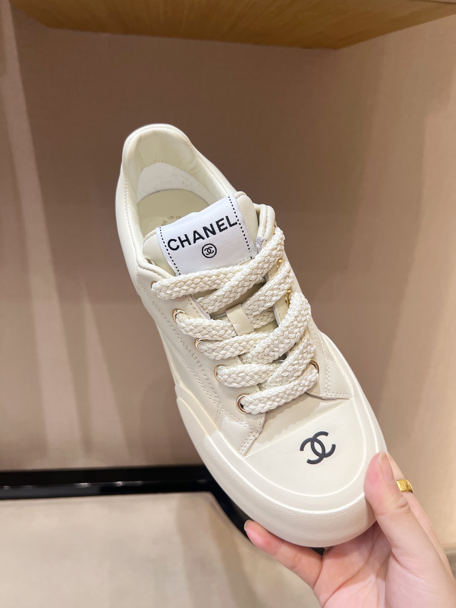 NO:234511,2025 CC Early Spring Series The hot products continue to have top quality, high-end outfit matching items!  The upper is made of imported cowhide, sheepskin inner footbed, and an anti-slip and wear-resistant large sole!  High-quality size 35-41 (41 custom made without return or exchange), casual shoes/sports shoes, sneakers, cowhide, sheepskin198609092025年CC早春系列 爆款延续顶级品质,高级穿搭搭配单品！ 鞋面选用进口牛皮,羊皮内里垫脚,防滑耐磨大底！质量上乘 码数size35-41（41定做不退换）,,休闲鞋/运动鞋,sneakers,cowhide,sheepskin,Women's Shoes