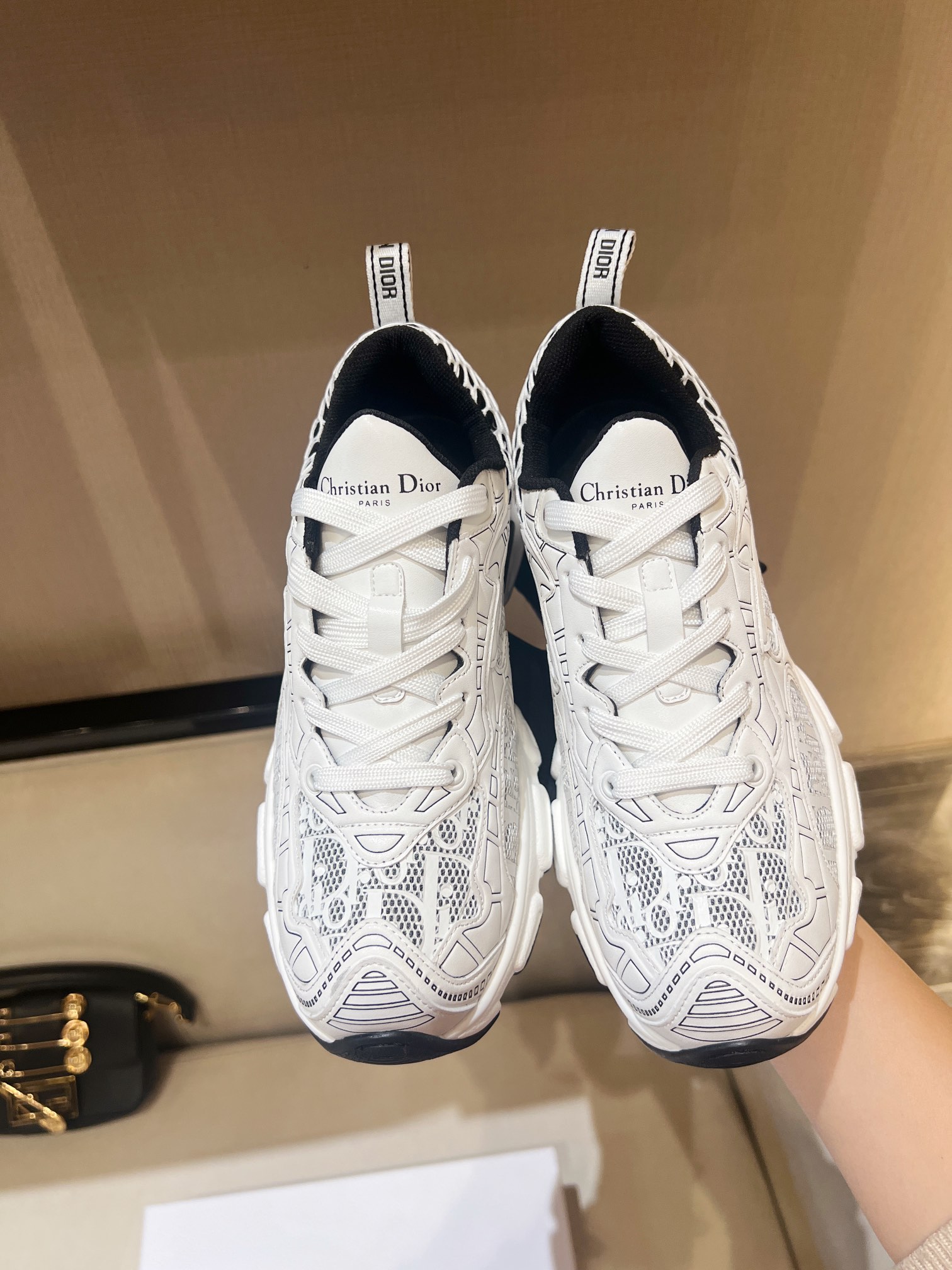 NO:234494,Di*r Vibe#Dio Sports Haute Clothes Spirit Series Reinterprets classic running shoes, paired with Oblique printed technology fabrics, mesh fabrics and transparent rubber inserts to create a contrasting modern style. It is further embellished with 3D effect details, rear star decoration, logos on the tongue and rear lifting rings, etc. The transparent glue outsole is more fashionable, complementing a variety of casual or elegant items, creating a modern look. The combination of imported cowhide and specific materials is perfect, and the original customized sole is atmospheric and upscale!  Size 35-41 (41 size custom made without return or exchange), casual shoes/sports shoes, dior, sneakers, cowhide19860909Di*r Vibe#迪奥运动高定精神系列 重新诠释经典跑鞋,搭配 Oblique 印花科技面料、网眼织物和透明橡胶镶片,打造对比鲜明的现代风格.以 3D 效果细节、后侧星星装饰、鞋舌和后侧提拉环上的标志等标志性细节进一步点缀.透明胶质外底更加时尚,与各式休闲或优雅单品相得益彰,打造摩登造型,进口牛皮和特定材质的搭配非常完美,原版定制大底大气上档次！ 码数Size35-41（41码定做不退换）,,休闲鞋/运动鞋,dior,sneakers,cowhide,Women's Shoes