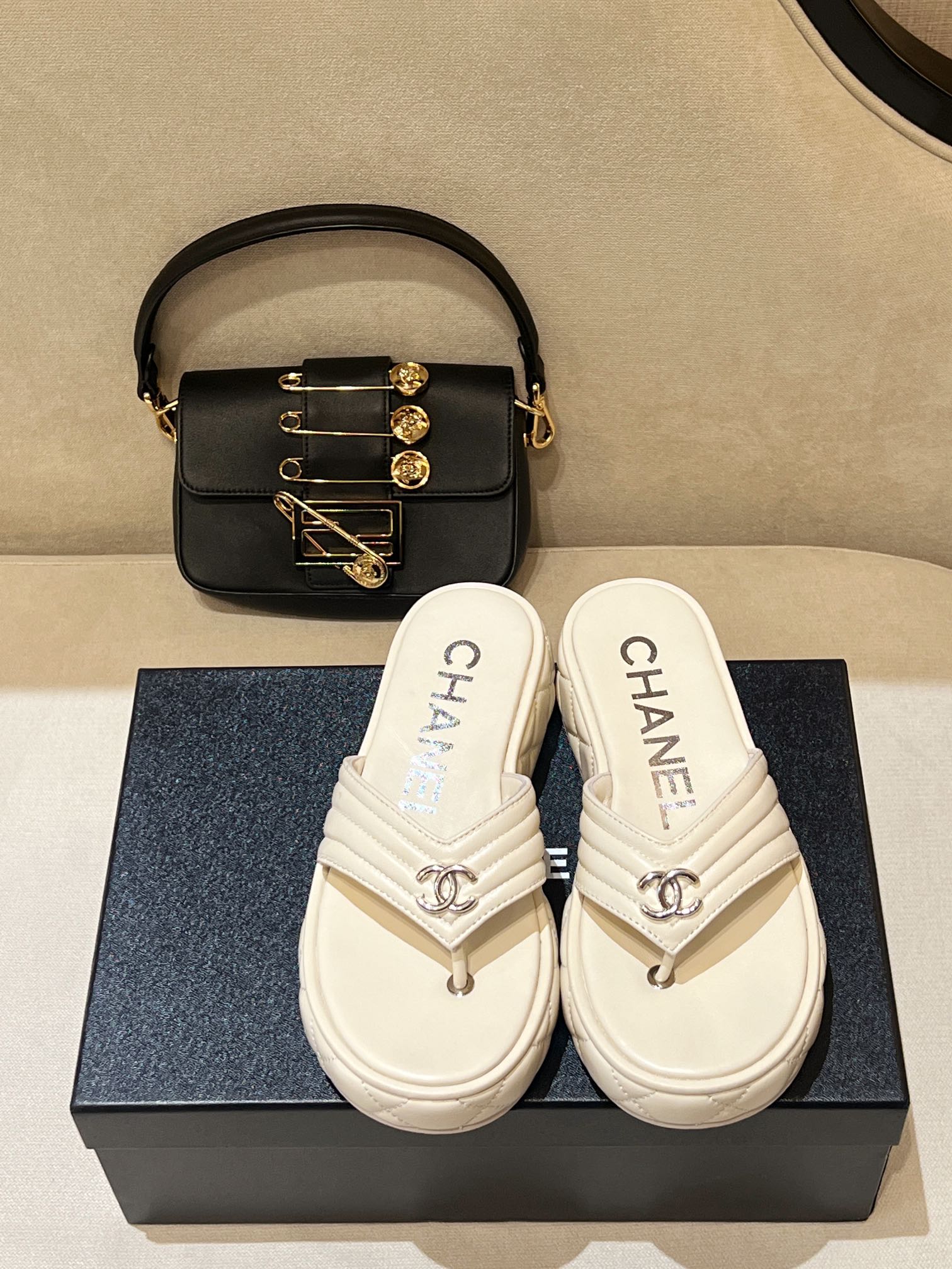 NO:234517,New cc small fragrance slippers for spring and summer 2025, classic elements, original material, diamond-covered edging sole, double C. logo logo, simple and elegant on the feet, a must-have item for daily wear!  Size: 35-41 (41 custom made without return), split-toe shoes, slippers198609092025年春夏新款cc小香拖鞋 经典元素搭配,原版材质,菱格包边大底,双C.logo标志,上脚简单大方,日常穿搭必备单品！ 码数size: 35-41 (41定做不退换）,,分趾鞋,slippers,Women's Shoes