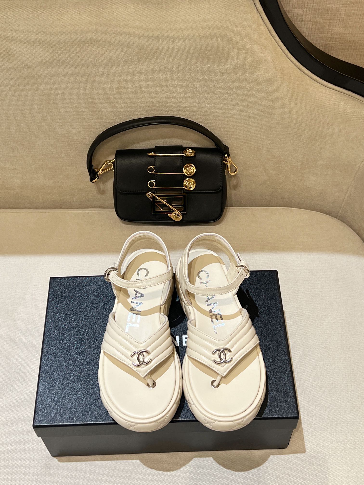 NO:234491,2025 spring and summer new cc small fragrance sandals, classic elements, original material, diamond-covered edging sole, double C. logo logo, simple and elegant on the feet, a must-have item for daily wear!  Size: 35-41 (41 custom made without return), split-toe shoes, sandals198609092025年春夏新款cc小香凉鞋 经典元素搭配,原版材质,菱格包边大底,双C.logo标志,上脚简单大方,日常穿搭必备单品！ 码数size: 35-41 (41定做不退换）,,分趾鞋,sandals,Women's Shoes