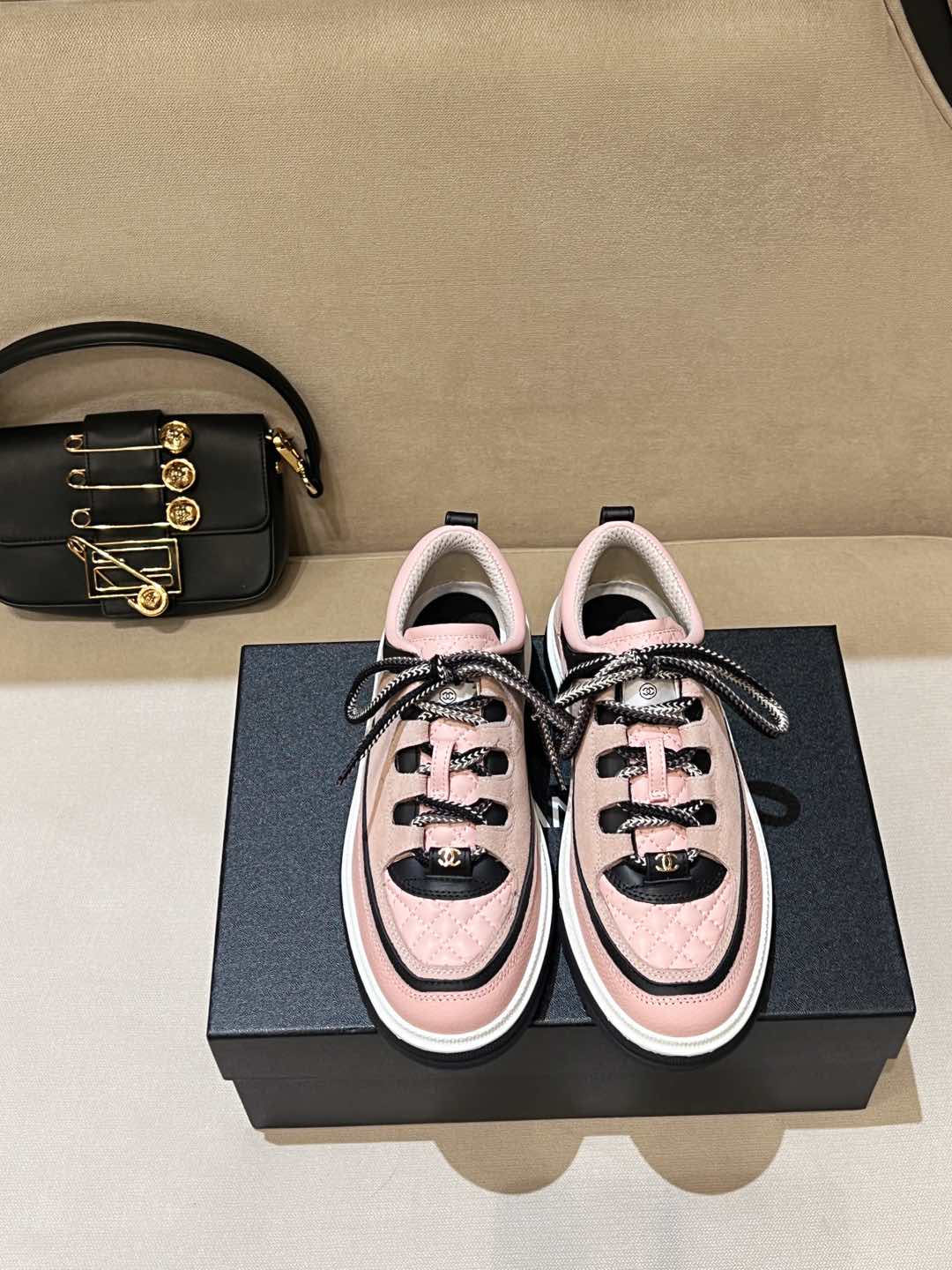 NO:234484,Loved by my heart~Fried like 25ss new product with the highest quality!  Recommended for full-score versions. Panda color matching, pink and beige are available!  Frosted cowhide   diamond-shaped soft leather, original small fragrance anti-slip heavy industry sole, the whole pair of shoes is super textured!  Size 35-40, casual shoes/sports shoes, sneakers, cowhide19860909心头爱～炒喜欢 25ss新品 最高品质！ 满分版型重磅推荐.熊猫色搭配、粉色、米白三个色可选！ 磨砂牛皮 菱格软面皮,原版小香防滑重工大底,整双鞋超级有质感！ 码数size35-40,,休闲鞋/运动鞋,sneakers,cowhide,Women's Shoes