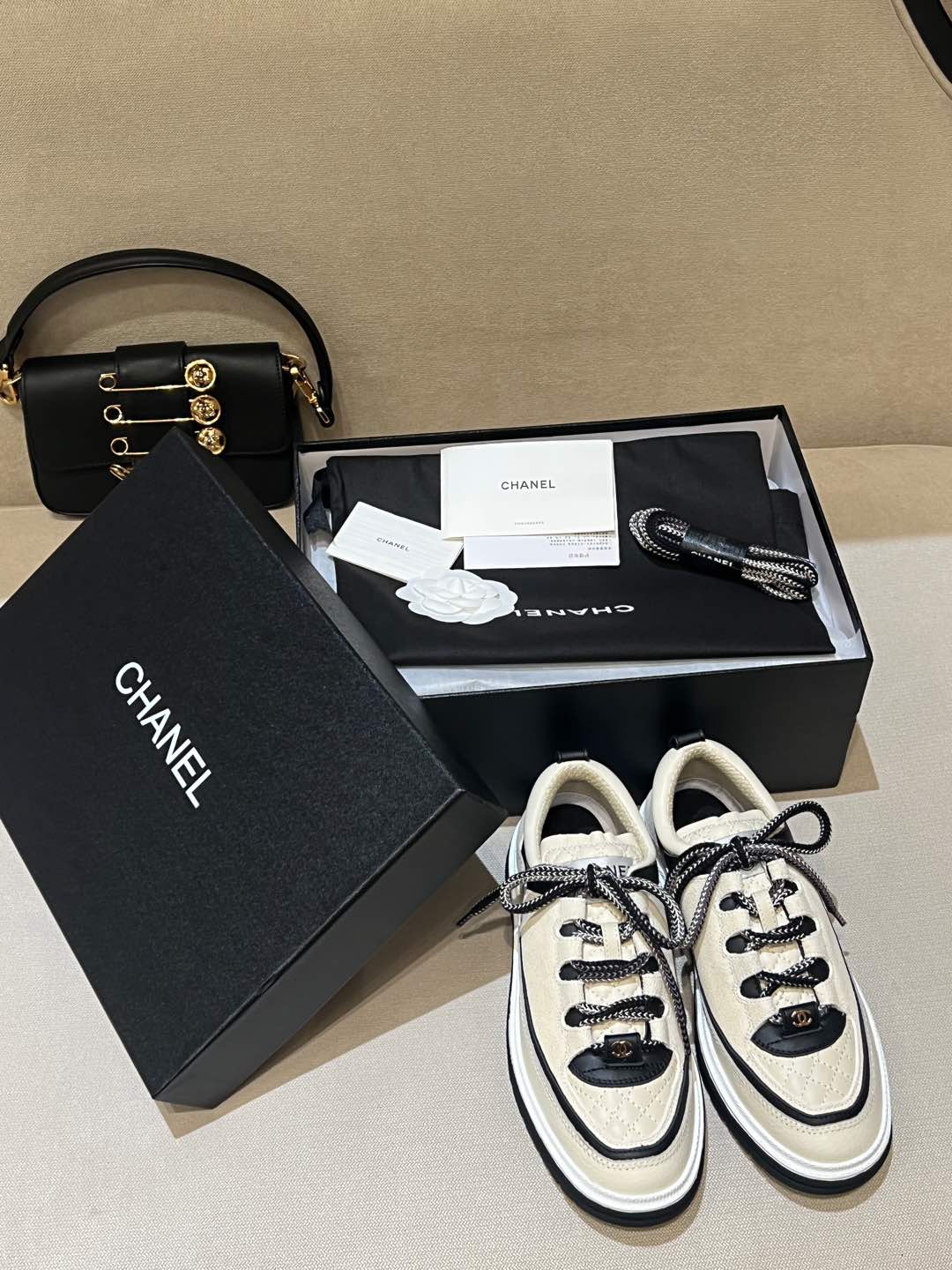 NO:234488,25ss new product with the highest quality!  Love it~Fry it likes it. Recommended with heavyweight versions. Panda color matching, pink and beige are available!  Frosted cowhide   diamond-shaped soft leather, original small fragrance anti-slip heavy industry sole, the whole pair of shoes is super textured!  Size 35-40, casual shoes/sports shoes, sneakers, cowhide1986090925ss新品 最高品质！ 心头爱～炒喜欢 满分版型重磅推荐.熊猫色搭配、粉色、米白三个色可选！ 磨砂牛皮 菱格软面皮,原版小香防滑重工大底,整双鞋超级有质感！ 码数size35-40,,休闲鞋/运动鞋,sneakers,cowhide,Women's Shoes