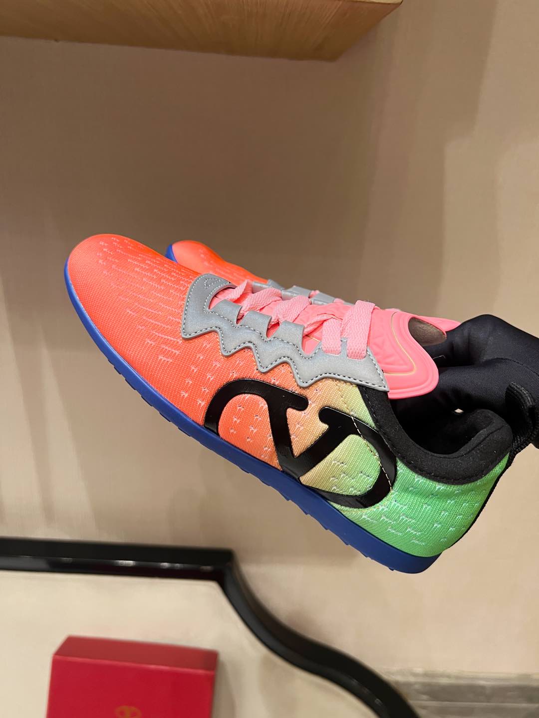 NO:234499,Valentino 2025 Early Spring Series Highest Quality!  Ballet style sneakers~ With long ribbons, you can refer to the Internet pictures and yourself... Black and white are made of high-quality imported cowhide, fluorescent green and Barbie powder are made of customized elastic fabrics, original large sole!  Size: 35-40, casual shoes/sports shoes, valentino, sneakers, cowhide19860909Valentino 2025早春系列 最高品质！ 芭蕾风运动鞋～ 配长丝带,可参考网络图片自己DlY…… 黑色白色选用优质进口牛皮,荧光绿、芭比粉选用定制弹力面料,原版大底！ 码数size:35-40,,休闲鞋/运动鞋,valentino,sneakers,cowhide,Women's Shoes