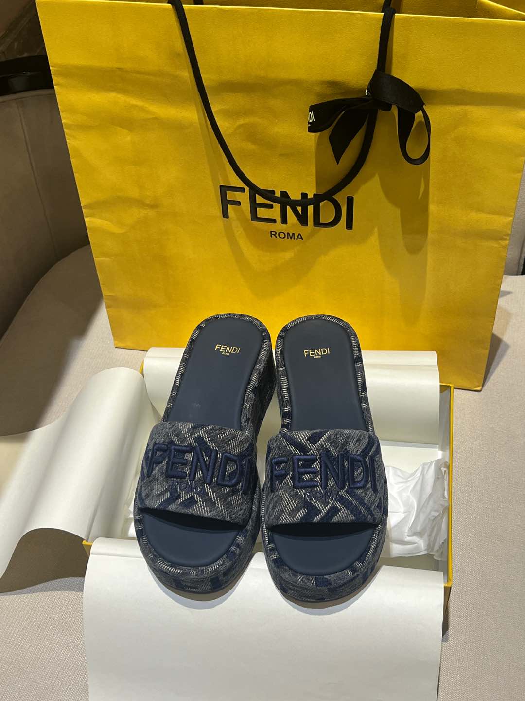 NO:234526,FEND1~25c new color, exclusive top version, non-market currency!  I thought it was very heavy, but in fact it was easy to wear, but not heavy. The key was to make your legs look longer!  This pair of broadband, thick-soled height-enhancing slippers is really a must-have tool this year!  The upper and water-in-filled table fabric are two-color flocking, water-dyed sheepskin foot pads, decorated with the same color signature FF pattern. Authentic FEND1Roma embroidery (must compare the counter, the letter logo of the market currency is very large and crooked, and it is not cheap and not good). Our water-in-filled table is customized with genuine mold openings. It is not just like the market currency, which is made of similar water-in-filled tables in the market. The bottom is an original sole customized with ZP mold openings. The upper is top-grade dyed sheepskin inside, and the entire upper is soft and comfortable!  Top purely handmade craftsmanship size: 34-41, slippers, fendi, slippers, sheepskin19860909FEND1～25c新色,独家顶级版本,非市场通货！ 以为很重,其实巨好穿,不重,关键好搭显腿长！ 这双宽带厚底增高拖鞋真的是今年必备神器！ 鞋面及包水台面料为双色植绒,水染羊皮脚垫,饰以同色系标志性FF图案.正品FEND1Roma刺绣（一定要对比专柜,市场通货的字母logo很大而且歪歪扭扭,便宜没好货）,咱家水台是正品开模定制出来的,不是像市场通货随便在市场找一个差不多水台造的,底片是ZP开模定制的原版大底,鞋面内里是顶级透染羊皮,整个鞋帮起来柔软舒服！ 顶级纯手工工艺制作 码数size: 34-41,,拖鞋,fendi,slippers,sheepskin,Women's Shoes