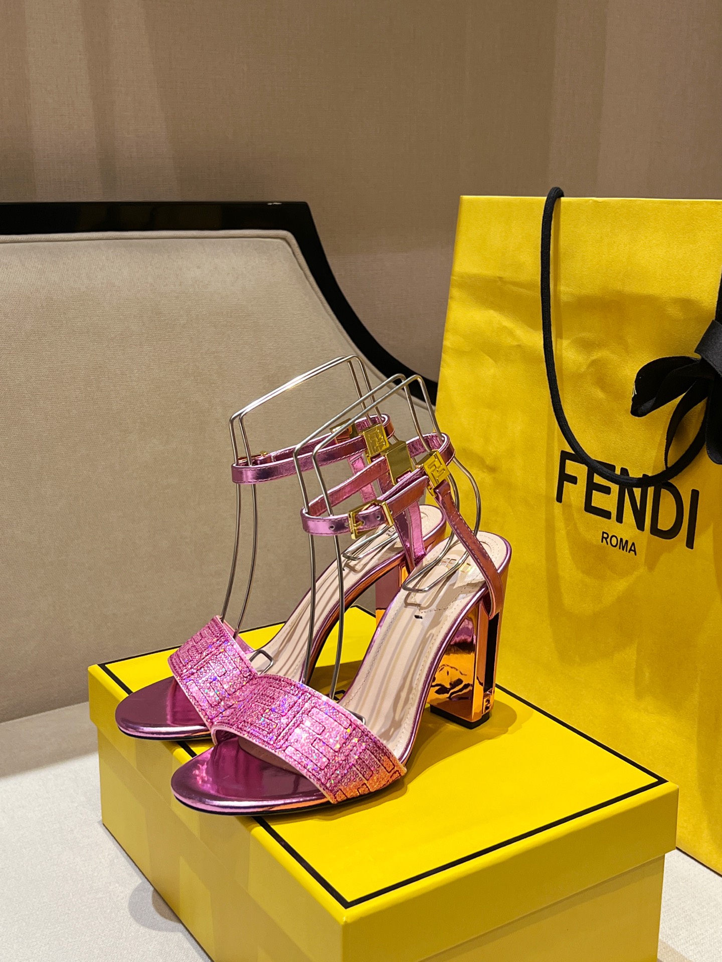 NO:234507,Purchase level!  FEND1 catwalk Delfina round-toe sandals, exclusive top-notch supply!  The ceiling in the item is full of high-end feeling, and whether it is worn with skirts or trousers, it reveals a high-end and atmospheric temperament!  Invincible texture The upper is decorated with custom FF sequins, water-dyed cowhide feet and inner lining, the shoe tripod strap is decorated with FF letter buckle (the tripod strap is removable), the original genuine leather cowhide outsole, the heel is decorated with engraved details and gold metal FF pattern. The complete set of genuine packaging Size: 34-41, High heels, fendi, sandals, high heels, skirts, cowhide19860909代购级！FEND1走秀款Delfina圆头凉鞋,独家顶级货源！ 单品中的天花板,高级感满满,无论搭裙子还是裤装都透露出高级、大气的气质！无敌质感 鞋面采用定制FF亮片装饰,水染牛皮垫脚和内里,鞋绊带饰有FF字母扣（绊带可拆卸）,原版真皮牛皮大底,鞋跟饰有镂刻细节和金色金属FF图案.全套正品包装 码数size: 34-41,,高跟鞋,fendi,sandals,high heels,skirts,cowhide,Women's Shoes