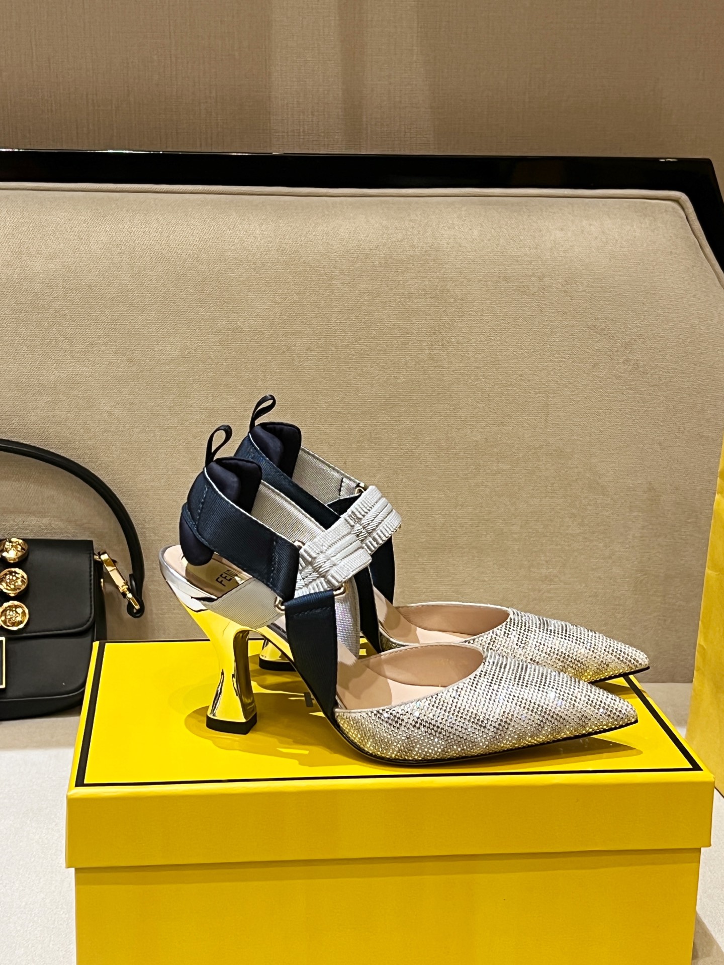 NO:234506,FEND1 ~25c spring and summer new product!  Top version, exclusively available Colibrì exposed heel sandals, imported rhinestone uppers, elastic ribbons that wrap around the feet. The leather outsole has rubber inlays (the most advanced and expensive method in the leather sole), decorated with champagne rhinestones and FF patterns. The padded details and hiking pull tabs perfectly protect our feet. The top imported water-dyed sheepskin footbeds, and the golden glazed heel!  size 34-41, high heels, fendi, sandals, high heels, sheepskin, Leather soles19860909FEND1 ~25c春夏新品！顶级版本,独家发售 Colibrì露跟凉鞋,进口水钻鞋面,包裹脚部的弹性缎带.真皮大底有橡胶嵌块（是真皮底里最高级最贵的做法）,饰有香槟色水钻和FF图案.软垫细节和徒步拉袢更完美的保护了我们的脚,顶级进口水染羊皮垫脚内里,金色釉面鞋跟！ 码数size34-41,,高跟鞋,fendi,sandals,high heels,sheepskin,Leather soles,Women's Shoes