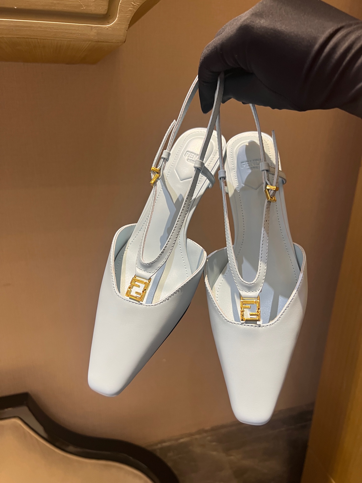 NO:234492,FEND1 ~25c new product top version, exclusive on-site sale!  An absolutely high-end shoe, you must buy it if you know the product~ There is no such thing as me on the market!  The highest quality, the texture is so good that it screams!  The upper, inner, footrest, and midsole of the bag are all made of imported calfskin. This kind of materials are rare on the market, and they are absolutely high-quality (the leather feels delicate and soft, and the market goods are absolutely not made of such calfskin). The original version has exactly the same method and materials for making genuine leather soles. The logo on the sole is golden, which is different from the market goods!  Size 34-41, high heels, fendi, high heels, cowhide, Leather soles19860909FEND1 ~25c新品 顶级版本,独家现货发售！ 绝对的高级范儿的一款鞋,懂品的一定要收～ 市面上没有我这样的货！ 最高品质,质感好到尖叫！鞋面、内里、垫脚、包中底都是选用进口小牛皮,这样子用料市面上少有,绝对的高品质（皮质的触感细腻柔软,市场货绝对没有做这样的小牛皮）,原版一模一样的真皮大底做法与用料,大底上logo是金色字哦,区别市场货！ 码数size34-41,,高跟鞋,fendi,high heels,cowhide,Leather soles,Women's Shoes