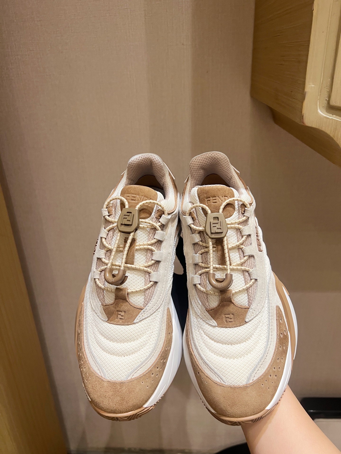 NO:234529,Top version of F, exclusive release!  This one looks so good on the feet!  Drawstring design is easy to put on and take off, and it is very light and has no sense of bulkiness!  The casual sneakers that everyone is looking forward to have finally arrived~ It’s really difficult, the development time is a bit long, because there are too many things to be customized!  FEND1 Flow's new sneakers are paired with adjustable elastic shoelaces and drawstrings. The tongue is decorated with custom suede labels and embossed FF patterns, and the heel is decorated with rubber sheets with embossed logos. Light gray high-tech mesh material, paired with khaki and light blue suede inlays, and beige diagonal F patterns. There are too many accessories and materials in this series of Flow. The color matching of the outsole is also different, and the difficulty coefficient is extremely high!  It is even more difficult for us to make high-quality products because this model is complex, has huge cost and is very invested!  Buy and cherish it. Don’t miss it if you like these shoes and have high-quality babies!  Size: 34-41, casual shoes/sports shoes, fendi, sneakers, chamois leather19860909F顶级版本,独家发售！这款上脚也太好看了吧！ 抽绳设计,穿脱方便,而且很轻巧,没有笨重感！ 大家都期待的这款休闲运动鞋终于来啦～实在是太难了,开发时间有点久,因为开模 定制的东西太多！ FEND1 Flow新款运动鞋,搭配可调节弹力鞋带,拉绳开合.鞋舌上饰有定制麂皮标签和凸纹压花FF图案,脚后跟处饰有带压纹标识的橡胶片.浅灰色高科技网眼布材质,搭配卡其色和浅兰色麂皮嵌饰,饰有米色对角F图案. Flow这个系列的配饰、材料开模定制的实在太多,大底配色也是每一个色都不一样,难度系数极高！咱做成高品质更难,因为这款工艺复杂,成本巨高,投入非常大！且买且珍惜,喜欢这款鞋且喜欢高品质的宝宝一定不要错过！ 码数size: 34-41,,休闲鞋/运动鞋,fendi,sneakers,chamois leather,Women's Shoes