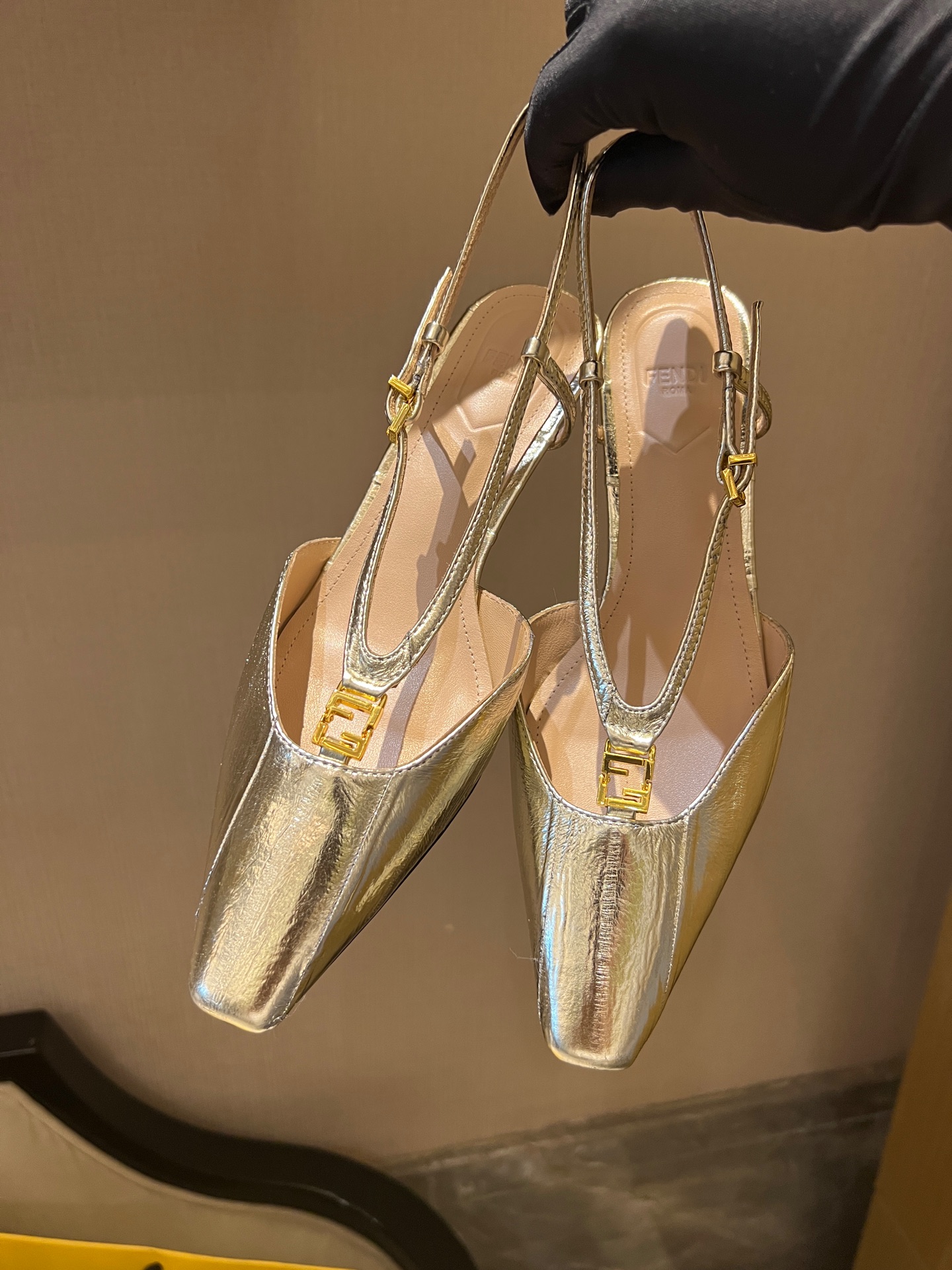 NO:234509,Champagne color FEND1 ~25c new square-head heeled shoes, temperament style!  Top version, exclusively available. The metal FF classic logo details, special design with functional hinges added in the center, which makes it comfortable to wear. Original imported eel leather, non-market eel pattern cowhide or imitation leather, the cost is far from the same, the grade is completely different. Our family only makes original leather. The heel and midsole of the bag are all made of dough eel leather material, and the top configuration is a perfect premium product!  Exclusive open molded steel embossed concave and convex letter logo is truly high-end, customized top-quality water-dyed sheepskin leather footbeds and inner lining, comfortable and breathable, luxurious material!  Exclusive mold-opening custom-made gold-plated FD letter logo leather large sole with pure handmade!  size 34-41, high heels, fendi, high heels, cowhide, sheepskin, Leather soles19860909香槟色FEND1 ~25c新品方头露跟鞋,气质款！ 顶级版本,独家发售 金属FF经典logo细节,中央加入功能性铰链的特殊设计,穿着舒适.原版进口鳗鱼皮,非市场鳗鱼纹牛皮或仿皮,这个成本上差老远了,档次完全不一样,咱家只做原版皮.包跟、包中底全部都是用的面皮鳗鱼皮材质,顶级配置妥妥的高级货！ 独家开模钢压凹凸感字母logo真正高级 ,定制的顶级同色系水染羊皮真皮垫脚和内里,舒适透气,奢品材质！独家开模定制同色系烫金FD字母logo真皮大底,纯手工制造！ 码数size34-41,,高跟鞋,fendi,high heels,cowhide,sheepskin,Leather soles,Women's Shoes