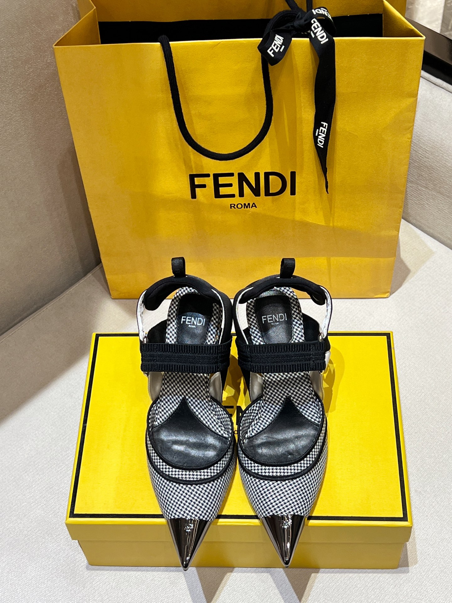 NO:229377,Top original product!  The upper is made of classic houndstooth jacquard brocade material/, the toe is equipped with FD letter copper ornament, exclusive mold customization, imported water-dyed sheepskin footbed, the shoe tripod and rear tripod also continue the previous classic design, perfectly protecting our beautiful feet, and the rear lifting tripod is also a webbing with Fd letters, and the original cowhide bottom!  The heel height is 8.5cm, the lines and design style of the whole pair of shoes are top-notch, and the materials are all customized original products, and the exclusive top-notch original products are sold out, killing all market versions in seconds!  Bring you unexpected and unique surprises!  size34-41,00, slippers, slippers, cowhide, sheepskin19860909顶级原版货！ 鞋面经典千鸟格提花织锦材质/,鞋头是带有FD字母铜饰,独家开模定制,进口水染羊皮垫脚,鞋绊带和后绊带也延续了之前的经典设计,完美的护好咱们的美脚,并且后提拉绊带上也是有Fd字母的织带,原版牛皮皮底！跟高8.5cm,整双鞋子线条、设计风格都是顶级,材质全部都是定制原版货,独家顶级原版货源,秒杀一切市场版本！带给你意想不到的与众不同的惊喜！ size34-41,00,拖鞋,slippers,cowhide,sheepskin,Women's Shoes