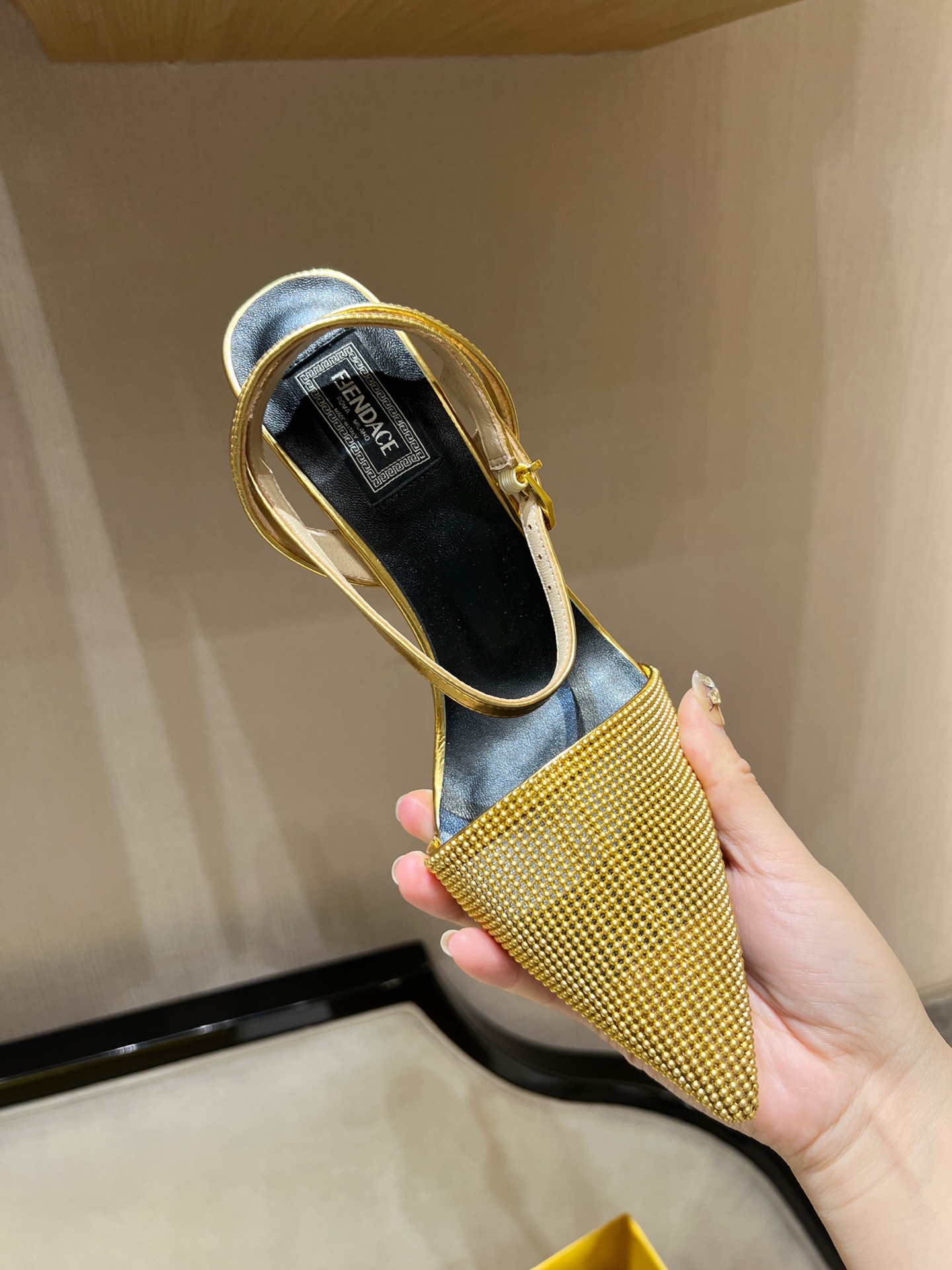 NO:229387,Top original products are full of high-end quality!  Exclusive quality source!  The special material customized in the opening edition is very high-quality and textured. The imported water-dyed sheepskin foot pads are delicate and delicate, and the feet feel comfortable and breathable. The original F-letter metal heel is a very important highlight of this shoe. The feet are stable and beautiful, sexy and high-end. The original customized real cowhide sole is all luxury goods with top quality!  Size: 34-41,00, slippers, cowhide, sheepskin19860909顶级原版货高级感满满！ 独家品质货源！开版定制的特殊材质,非常高级有质感,进口水染羊皮垫脚,细腻入微,脚感舒适透气,原版F字母金属跟是这款鞋子的一个非常重要的亮点,脚又稳又好看,性感又高级,原版定制真牛皮大底,所有材质都是奢侈品顶级高配！ Size: 34-41,00,拖鞋,slippers,cowhide,sheepskin,Women's Shoes