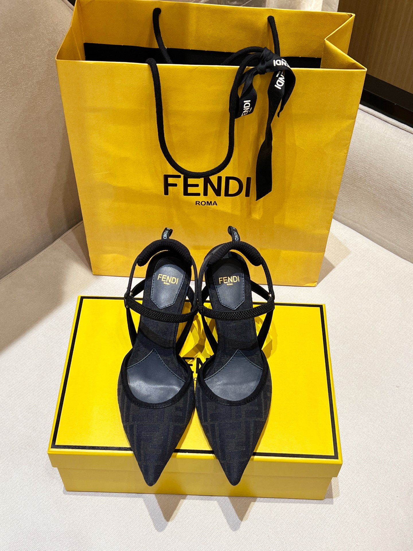 NO:229395,Colibrì Lite heels top original product!  Exclusive source of goods, purchasing level Italian handmade craftsmanship!  Chenille jacquard fabric, decorated with blue FF pattern, original imported water-dyed sheepskin foot pads, breathability and comfort top. It uses a slender elastic ribbon that wraps the foot, black enamel heel, and double-layer genuine leather sole (cowhide sole) very comfortable, non-slip and breathable!  All materials are luxury top-notch configurations!  Italian counter genuine original packaging, can be equipped with a tote bag (please tell customer service if you place an order) Heel height 8.5cm Size 34-41,00, slippers, slippers, cowhide, sheepskin, Leather soles19860909Colibrì Lite露跟鞋 顶级原版货！独家货源,代购级别 意大利手工工艺制造！ 雪尼尔提花面料,饰蓝色FF图案,专柜原版进口水染羊皮垫脚,透气性和舒适度置顶.采用包裹足部的纤细弹性缎带,黑色珐琅鞋跟,双层真皮大底（牛皮底）非常舒适防滑透气！所有材质都是奢侈品顶级配置！ 意大利专柜正品原版包装,可配手提袋（下单请告知客服） 跟高8.5cm 码数Size 34-41,00,拖鞋,slippers,cowhide,sheepskin,Leather soles,Women's Shoes