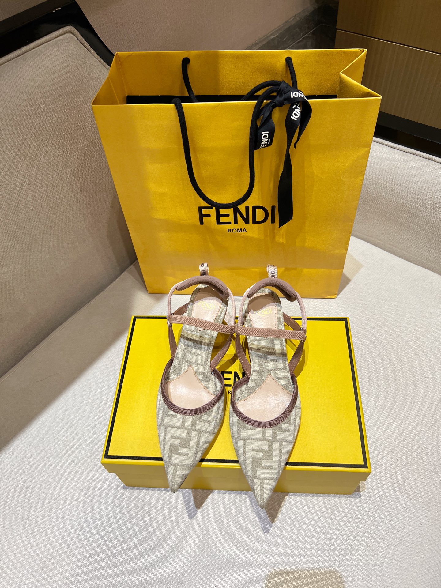 NO:229399,Colibrì Lite heels top original product!  Exclusive source of goods, purchasing level Italian handmade craftsmanship!  Chenille jacquard fabric, decorated with blue FF pattern, original imported water-dyed sheepskin foot pads, breathability and comfort top. It uses a slender elastic ribbon that wraps the foot, black enamel heel, and double-layer genuine leather sole (cowhide sole) very comfortable, non-slip and breathable!  All materials are luxury top-notch configurations!  Italian counter genuine original packaging, can be equipped with a tote bag (please tell customer service if you place an order) Heel height 5.5cm Size 34-41,00, slippers, slippers, cowhide, sheepskin, Leather soles19860909Colibrì Lite露跟鞋 顶级原版货！独家货源,代购级别 意大利手工工艺制造！ 雪尼尔提花面料,饰蓝色FF图案,专柜原版进口水染羊皮垫脚,透气性和舒适度置顶.采用包裹足部的纤细弹性缎带,黑色珐琅鞋跟,双层真皮大底（牛皮底）非常舒适防滑透气！所有材质都是奢侈品顶级配置！ 意大利专柜正品原版包装,可配手提袋（下单请告知客服） 跟高5.5cm 码数Size 34-41,00,拖鞋,slippers,cowhide,sheepskin,Leather soles,Women's Shoes