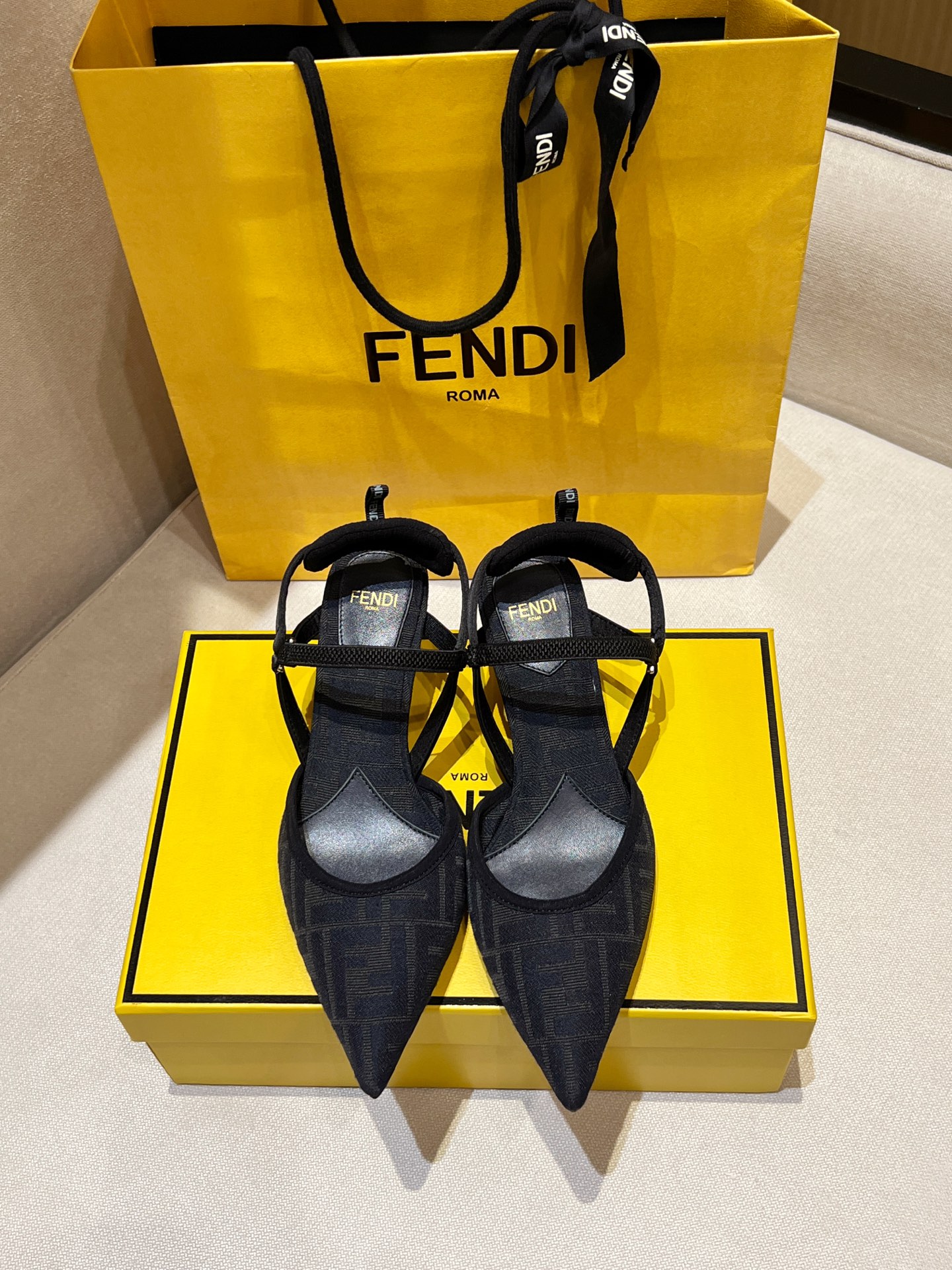 NO:229403,Colibrì Lite heels dark blue top-notch original product!  Exclusive source of goods, purchasing level Italian handmade craftsmanship!  Chenille jacquard fabric, decorated with blue FF pattern, original imported water-dyed sheepskin foot pads, breathability and comfort top. It uses a slender elastic ribbon that wraps the foot, black enamel heel, and double-layer genuine leather sole (cowhide sole) very comfortable, non-slip and breathable!  All materials are luxury top-notch configurations!  Italian counter genuine original packaging, can be equipped with a tote bag (please tell customer service if you place an order) Heel height 5.5cm Size 34-41,00, slippers, slippers, cowhide, sheepskin, Leather soles19860909Colibrì Lite露跟鞋深蓝色 顶级原版货！独家货源,代购级别 意大利手工工艺制造！ 雪尼尔提花面料,饰蓝色FF图案,专柜原版进口水染羊皮垫脚,透气性和舒适度置顶.采用包裹足部的纤细弹性缎带,黑色珐琅鞋跟,双层真皮大底（牛皮底）非常舒适防滑透气！所有材质都是奢侈品顶级配置！ 意大利专柜正品原版包装,可配手提袋（下单请告知客服） 跟高5.5cm 码数Size 34-41,00,拖鞋,slippers,cowhide,sheepskin,Leather soles,Women's Shoes