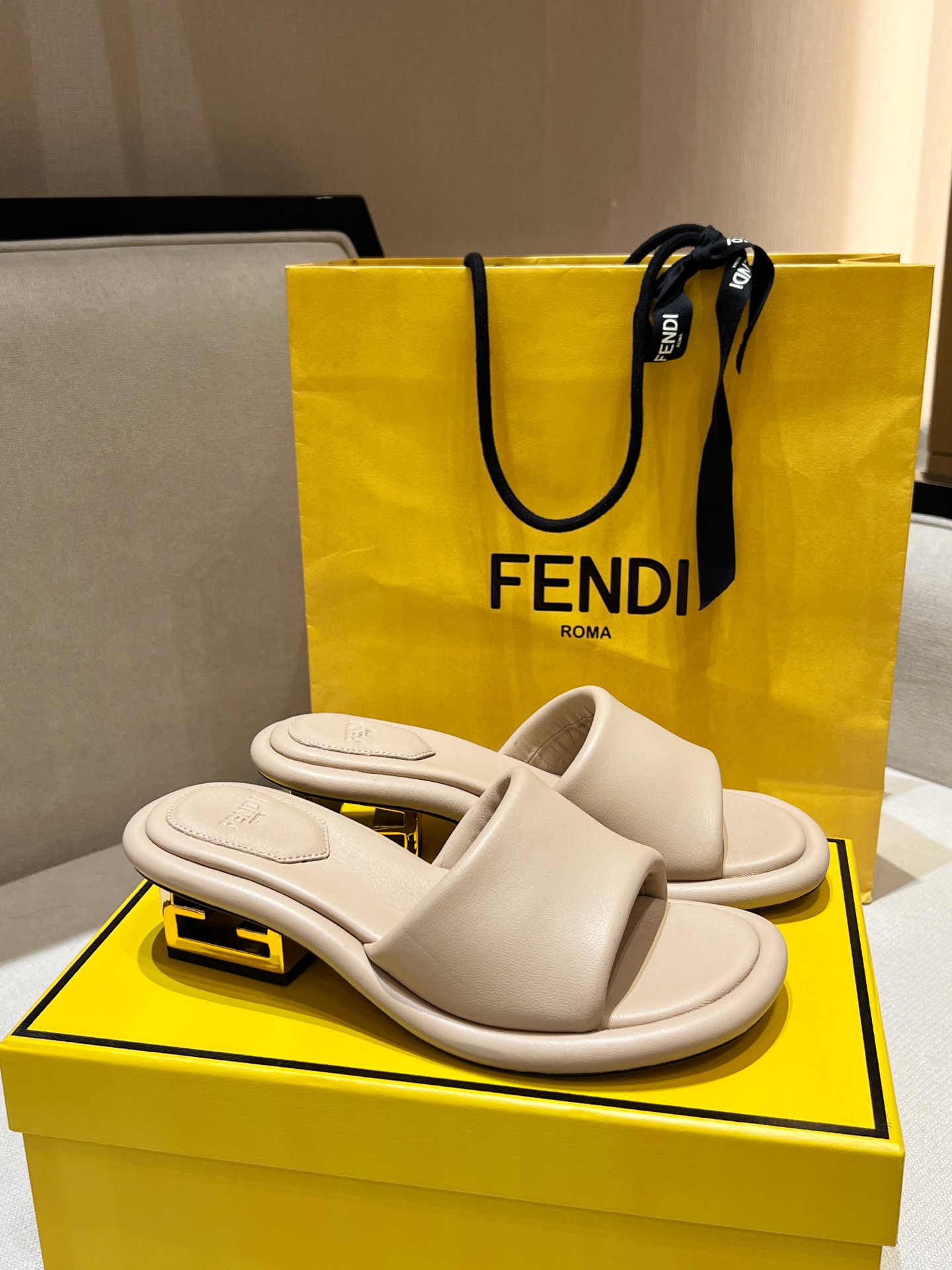 NO:229371,Top version! FEN*1 new summer model, exclusive high-end quality! Material upper, inner lining, midsole, footbed material, all the cabinets are customized with fully imported water-dyed sheepskin. The leather pattern is delicate, the touch is soft and silky, and the color and texture are consistent! Sculptural heel, decorated with gold finish metal FF Baguette pattern, original Italian leather outsole! Different from market goods, kill all other versions in seconds! Italian handmade craftsmanship size 34-41,00, slippers, fendi, slippers, sheepskin, Leather soles19860909顶级版本！FEN*1夏季新款,独家高端品质！ 材质鞋面,内裡、包中底,包脚床材质全部统一选用柜柜定制级全进口水染羊皮,皮纹细腻,手感绵柔丝滑,色泽质感一致！雕塑感鞋跟,饰有金色饰面金属FF Baguette图案,意大利原版真皮大底！区别于市场货,秒杀一切其他版本！ 意大利手工工艺制造 码数size34-41,00,拖鞋,fendi,slippers,sheepskin,Leather soles,Women's Shoes