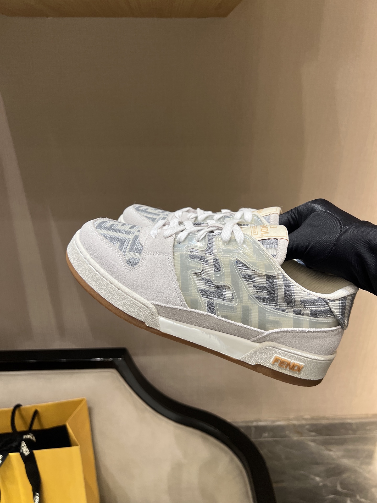 NO:229350,New colors top-quality original products, like high-quality entry ~ Fen*i Match compact design sneakers, tongue with retro label. The sides are decorated with FF pattern stitching, sole embossed, original imported matte cowhide and classic F cloth, rubber-covered sole with brown shock absorbing material. Equipped with terry laces. Handmade in Italian craftsmanship!  Size35-41,00, slippers, fendi, sneakers, slippers, cowhide19860909新色顶级原版货,喜欢高品质的入～ Fen*i Match紧凑设计运动鞋,鞋舌带复古标签.侧面饰有FF图案缝线,鞋底字样压纹,原版进口磨砂牛皮拼经典F布,带棕色减震材质的橡胶包覆鞋底.配备用毛圈鞋带.意大利工艺手工制造！ Size35-41,00,拖鞋,fendi,sneakers,slippers,cowhide,Women's Shoes