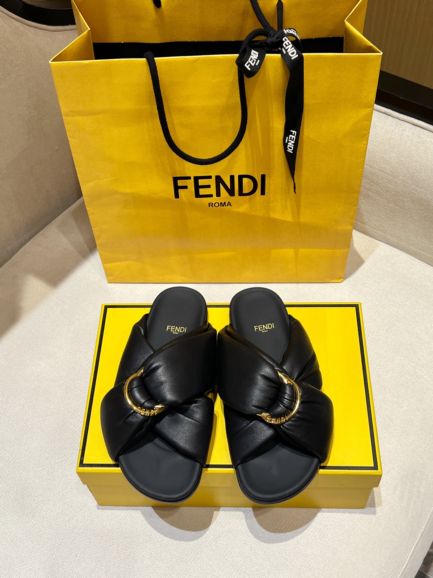 NO:229364,Top version!  New in summer 25 years ~ Dual-belt flat bottom sandwich!  Decorative D-ring buckle with three-dimensional FEND1 lettering, exclusive molded gold-finished metal parts (not available on the market), top-grade sheepskin cross design, and a lot of materials!  The upper is exquisitely crafted and supports comparison!  Snap all market goods in seconds!  The footbed is a full leather bag with a very good texture. It is not a low-end and inferior method of spraying on the market. It is priced at a price per serving!  Exclusive original mold opening base (not available on the market, the market goods are very low-grade plastic), not currency!  If you know the goods, you will feel great at the feet and touch!  The currency on the market is really not the same as ours, and the difference is too big!  Pure handmade craftsmanship is safe to use. Size 34-41,00, slippers, fendi, slippers, sheepskin19860909顶级版本！25年夏季新款～ 垫料双带平底凉拖！ 带三维FEND1字样装饰性D环搭扣,独家开模金色饰面金属件（市面上没有）,顶级羊皮交叉设计,用料非常多！鞋面工艺考究,支持对比！秒杀一切市场货！脚床为全真皮包,质感非常好,不是市面货喷漆低端劣等做法,一分价格一份货！独家原版开模大底（市面上没有,市场货非常低级塑料感）,不是通货！懂货的入手,脚感手感一级棒！市面通货和咱家真不是一个量级,差异太大！ 纯手工工艺制作放心入 码数size34-41,00,拖鞋,fendi,slippers,sheepskin,Women's Shoes