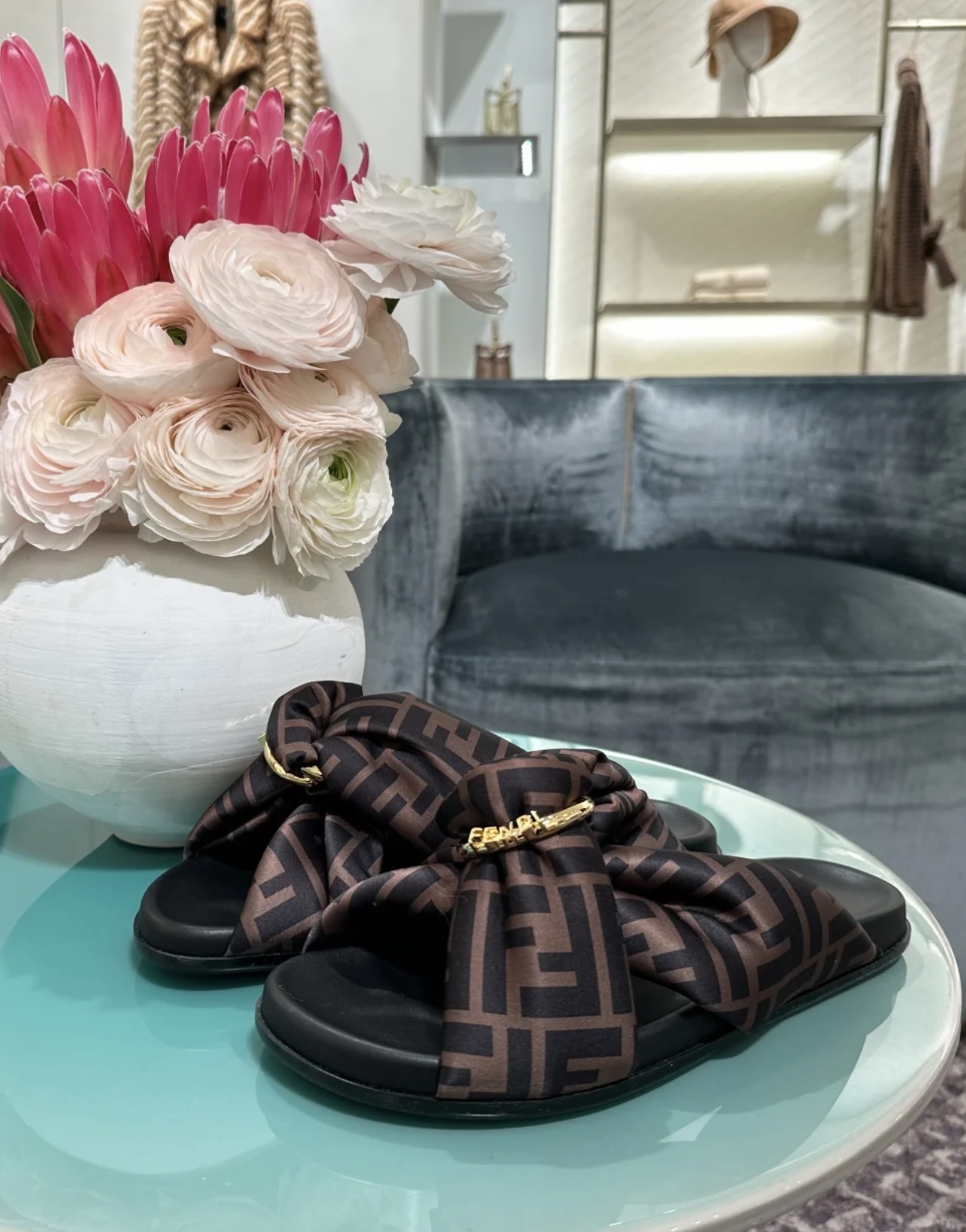 NO:229346,For cabinet display, pink may have color errors due to technical limitations, product improvement or production batches, etc. The product pictures displayed may be inconsistent with the actual appearance of the product, and the actual product shall prevail!  (This problem is inevitable, and there is a special reminder on the official website! Now this set of pictures is the pictures on Xiaohongshu that everyone trusts, and the presentation effect is different), slippers, slippers19860909柜柜展示,粉色因技术局限、产品改良或生产批次等原因,可能存在色差误差,展示的产品图片可能与产品实际外观不一致,以产品实物为准！（这个问题ZG也不可避免,官网有特别提醒！现在这组图片为大家所信赖的小红书上的图片,呈现效果都不一样）,拖鞋,slippers,Women's Shoes