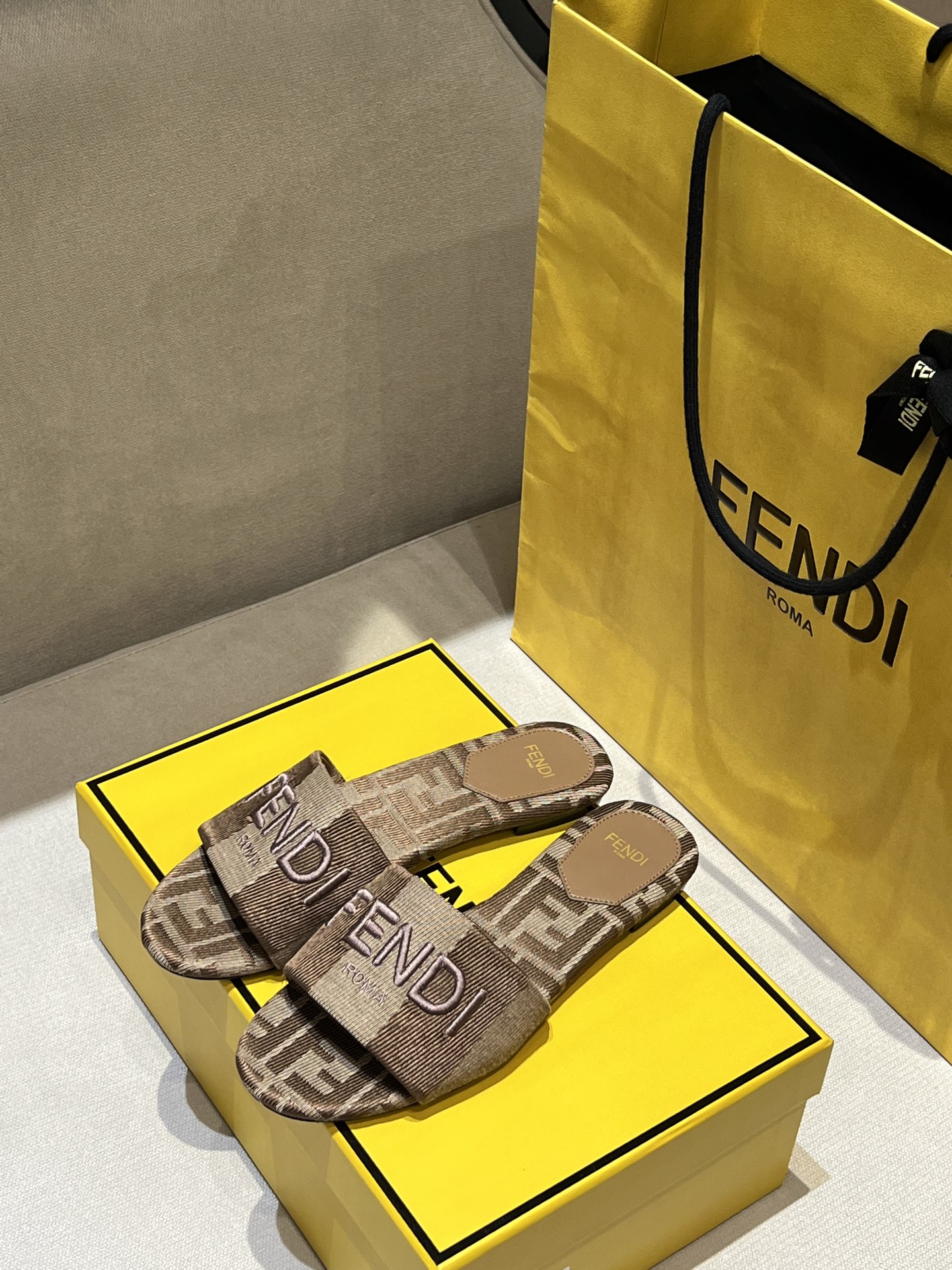 NO:245404,FEND1 top version!  Exclusive highest original quality, wide-band sandals, the upper is made of antique blue denim, and the FF electric embroidery quilting pattern!  Imported water-dyed sheepskin inner footbed, original leather large sole, comfortable and beautiful!  Pure handmade code size34-41, 00, slippers, fendi, sandals, slippers, sheepskin, Leather soles19860909FEND1顶级版本！独家最高原版品质发售 宽饰带凉鞋,鞋面选用仿旧蓝色牛仔布材质,点缀FF电绣工艺绗缝图案！进口水染羊皮内里垫脚,原版真皮大底,舒适好看！纯手工工艺制造 码数size34-41, 00,拖鞋,fendi,sandals,slippers,sheepskin,Leather soles,Women's Shoes