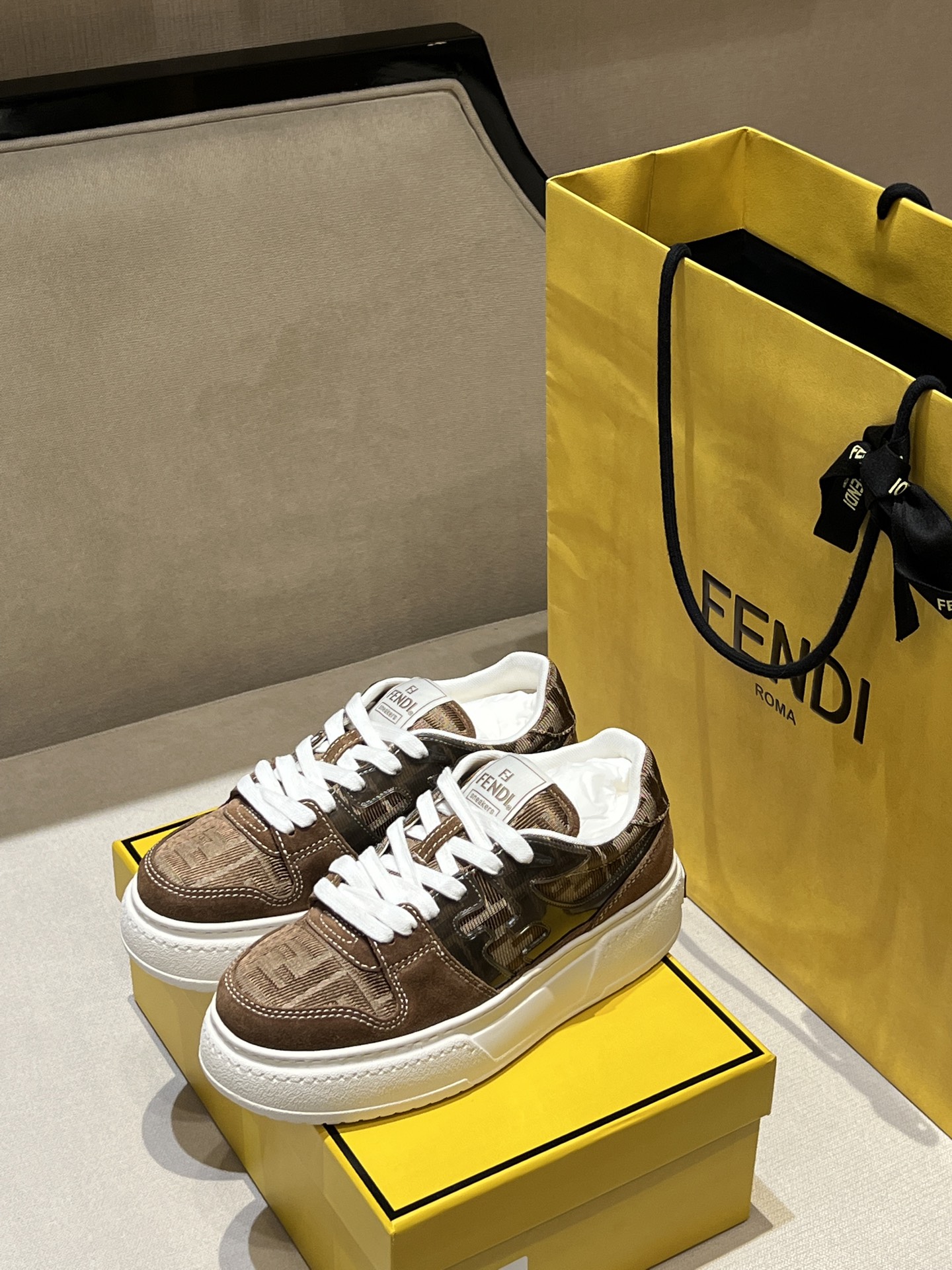 NO:245397,FENDI Match Lace-up Sneakers Top Version Non-Market Currency!  I thought it was very heavy, but in fact it was easy to wear, but not heavy. The key was to make your legs look longer!  These thick-soled height-enhancing shoes are really a must-have artifact this year!  The upper is made of beef matte leather, decorated with jacquard fabric details and iconic FF pattern. Injected FF decals on the side and creamy white large flat shoelaces. 5cm rubber thick sole, and extra-large FENDI embossed embossed lettering at the heel, purely handmade!  (Another pair of pairs of straps) Size 34-41,00, casual shoes/sports shoes, fendi, sneakers19860909FENDI Match系带运动鞋 顶级版本非市场通货！ 以为很重,其实巨好穿,不重,关键好搭显腿长！ 这双厚底增高鞋真的是今年必备神器！ 鞋面牛磨砂皮材质,饰有提花布料细节和标志性FF图案.侧面注塑FF贴花和乳白色大号扁平鞋带.5cm橡胶厚鞋底,后跟处饰超大FENDI凸纹压花字样,纯手工制造！（另配一双副带） 码数size34-41,00,休闲鞋/运动鞋,fendi,sneakers,Women's Shoes