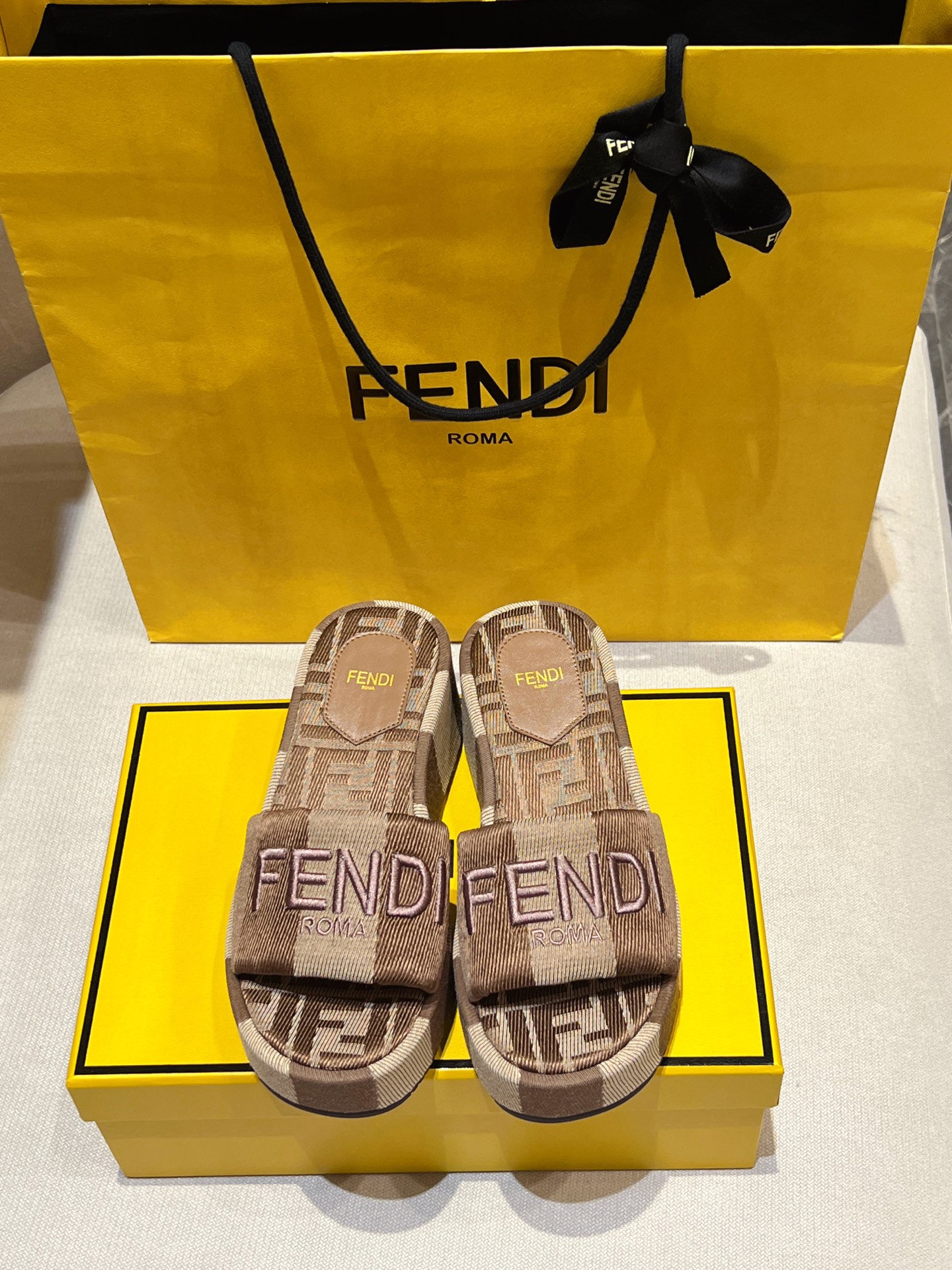 NO:245392,FEND1 new model, exclusive top version, non-market currency!  I thought it was very heavy, but in fact it was easy to wear, but not heavy. The key was to make your legs look longer!  This pair of broadband, thick-soled height-enhancing slippers is really a must-have tool this year!  Pequin striped fabric material, jacquard insole, water-dyed sheepskin rear foot pad, decorated with the same color iconic FF pattern. Authentic FEND1Roma embroidery (must compare the counter, the letter logo of the market currency is very large and crooked, and it is not cheap and not good). Our water table is customized with genuine mold opening. It is not a similar water table to the market currency. The bottom is a ZP mold opening custom original sole, and the upper is top-grade dyed sheepskin inside. The upper is soft and comfortable!  Top purely handmade craftsmanship size: 34-41, 00, slippers, fendi, slippers, sheepskin19860909FEND1新款,独家顶级版本,非市场通货！ 以为很重,其实巨好穿,不重,关键好搭显腿长！ 这双宽带厚底增高拖鞋真的是今年必备神器！ Pequin条纹布料材质,提花鞋垫,水染羊皮后脚垫,饰以同色系标志性FF图案.正品FEND1Roma刺绣（一定要对比专柜,市场通货的字母logo很大而且歪歪扭扭,便宜没好货）,咱家水台是正品开模定制出来的,不是像市场通货随便在市场找一个差不多水台造的,底片是ZP开模定制的原版大底,鞋面内里是顶级透染羊皮,整个鞋帮起来柔软舒服！ 顶级纯手工工艺制作 码数size: 34-41, 00,拖鞋,fendi,slippers,sheepskin,Women's Shoes