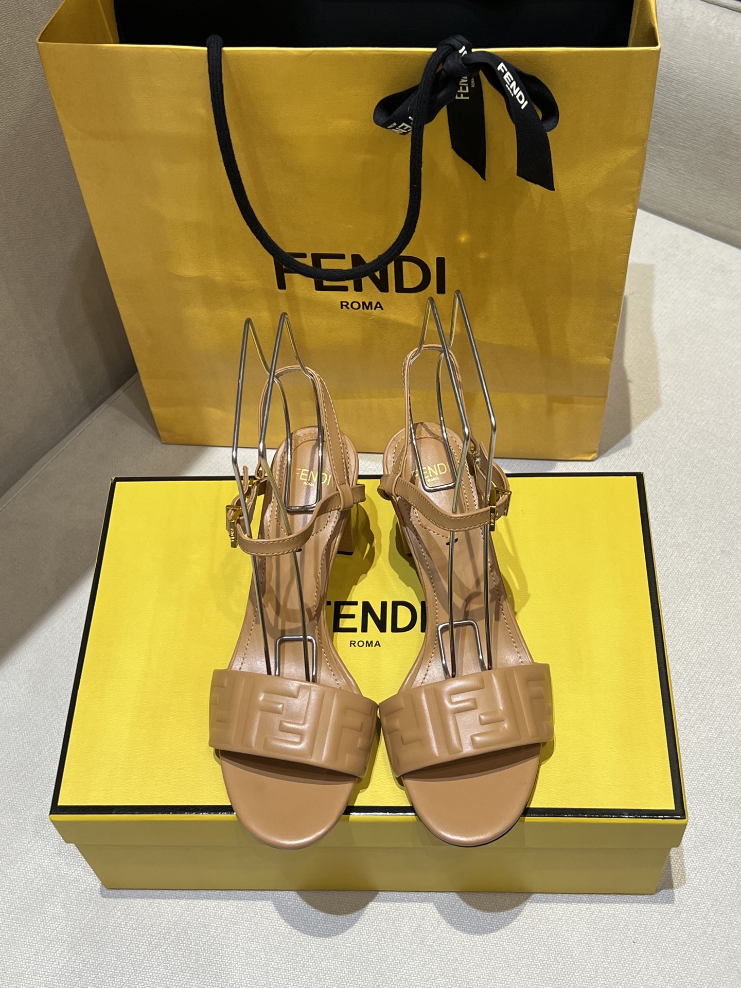 NO:240558,Purchase level!  FEND1 catwalk Delfina round-toe sandals, exclusive top-notch supply!  The ceiling in the item is full of high-end feeling, and whether it is worn with skirts or trousers, it reveals a high-end and atmospheric temperament!  Invincible texture The upper is made of high-circular craft calfskin, the footrest, midsole, inner and tripod straps are all dough (original imported calfskin) top-quality materials. The shoe trip strap is decorated with FF letter buckle (trip straps can be removable), original genuine leather cowhide, heels are decorated with engraved details and gold metal FF pattern. Full set of genuine packaging, heel height 6cm size: 34-41, 00, high heels sandals, fendi, sandals, high heels, skirts, cowhide19860909代购级！FEND1走秀款Delfina圆头凉鞋,独家顶级货源！ 单品中的天花板,高级感满满,无论搭裙子还是裤装都透露出高级、大气的气质！无敌质感 鞋面选用高周波工艺小牛皮,垫脚、包中底、内里、绊带都是面皮（原版进口小牛皮）顶级用料 鞋绊带饰有FF字母扣（绊带可拆卸）,原版真皮牛皮大底,鞋跟饰有镂刻细节和金色金属FF图案.全套正品包装 跟高6cm 码数size: 34-41, 00,高跟鞋凉鞋,fendi,sandals,high heels,skirts,cowhide,Women's Shoes