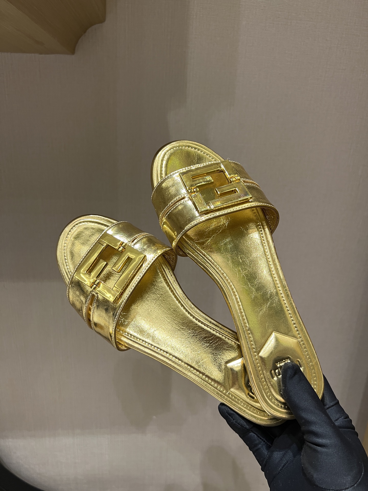 NO:245410,FEND1 new top-notch original product!  Exclusive source of goods, non-market currency!  The upper is made of original high-quality imported cowhide, paired with two wrap-around decorative tapes. The metal FF buckle details, and the water-dyed sheepskin footbed is inside, making it comfortable to wear!  Note (the foot pad is not the ordinary car line technology on the market, but the same high-circuit wave and high-voltage technology as the genuine product. Our house is the same as the genuine product. The market currency is the car line. Everyone should pay attention when purchasing!), original leather bottom!  Support comparison!  Top purely handmade craftsmanship!  Size: 34-41,00, slippers, fendi, slippers, cowhide, sheepskin, Leather soles19860909FEND1 新款顶级原版货！ 独家货源,非市场通货！ 鞋面选用原版优质进口牛皮,搭配两条环绕式饰带.金属FF饰扣细节,水染羊皮垫脚内里,穿着舒适！注意（垫脚非市面上的普通车线工艺,而是和正品一样的高周波高压工艺,咱家和正品一样,市场通货是车线的,大家购买时要注意！）,原版真皮大底！支持对比！ 顶尖纯手工工艺制造！ 码数Size:34-41,00,拖鞋,fendi,slippers,cowhide,sheepskin,Leather soles,Women's Shoes