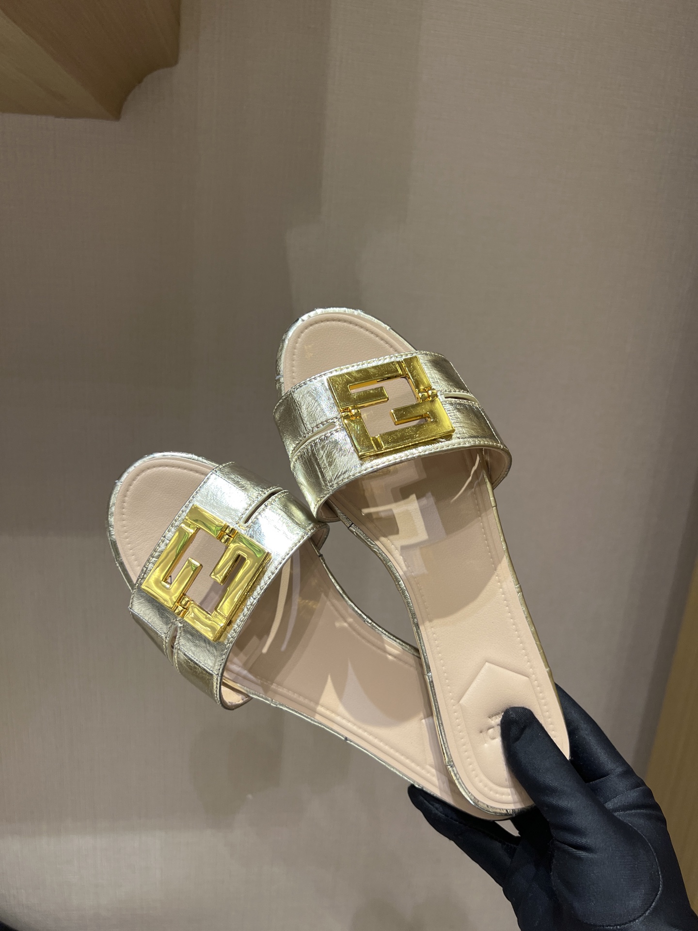 NO:245413,FEND1 new top-notch original product!  Champagne color ~ Exclusive source of goods, non-market currency!  The upper is made of original high-quality imported cowhide, paired with two wrap-around decorative tapes. The metal FF buckle details, and the water-dyed sheepskin footbed is inside, making it comfortable to wear!  Note (the foot pad is not the ordinary car line technology on the market, but the same high-circuit wave and high-voltage technology as the genuine product. Our house is the same as the genuine product. The market currency is the car line. Everyone should pay attention when purchasing!), original leather bottom!  Support comparison!  Top purely handmade craftsmanship!  Size: 34-41,00, slippers, fendi, slippers, cowhide, sheepskin, Leather soles19860909FEND1 新款顶级原版货！香槟色～ 独家货源,非市场通货！ 鞋面选用原版优质进口牛皮,搭配两条环绕式饰带.金属FF饰扣细节,水染羊皮垫脚内里,穿着舒适！注意（垫脚非市面上的普通车线工艺,而是和正品一样的高周波高压工艺,咱家和正品一样,市场通货是车线的,大家购买时要注意！）,原版真皮大底！支持对比！ 顶尖纯手工工艺制造！ 码数Size:34-41,00,拖鞋,fendi,slippers,cowhide,sheepskin,Leather soles,Women's Shoes