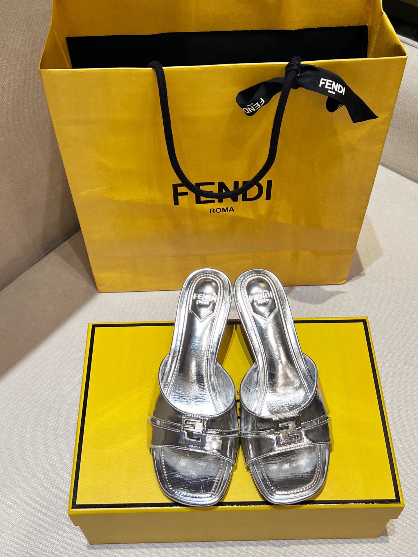 NO:245407,FEND1 new top-notch original product!  Champagne color ~ Exclusive source of goods, non-market currency!  The upper is made of original high-quality imported cowhide, paired with two wrap-around decorative tapes. The metal FF buckle details, and the water-dyed sheepskin footbed is inside, making it comfortable to wear!  Note (the foot pad is not the ordinary car line technology on the market, but the same high-circuit wave and high-voltage technology as the genuine product. Our house is the same as the genuine product. The market currency is the car line. Everyone should pay attention when purchasing!), original leather bottom!  Support comparison!  Top purely handmade craftsmanship!  Size: 34-41,00, high heels, fendi, high heels, slippers, cowhide, sheepskin, Leather soles19860909FEND1 新款顶级原版货！香槟色～ 独家货源,非市场通货！ 鞋面选用原版优质进口牛皮,搭配两条环绕式饰带.金属FF饰扣细节,水染羊皮垫脚内里,穿着舒适！注意（垫脚非市面上的普通车线工艺,而是和正品一样的高周波高压工艺,咱家和正品一样,市场通货是车线的,大家购买时要注意！）,原版真皮大底！支持对比！ 顶尖纯手工工艺制造！ 码数Size:34-41,00,高跟鞋拖鞋,fendi,high heels,slippers,cowhide,sheepskin,Leather soles,Women's Shoes