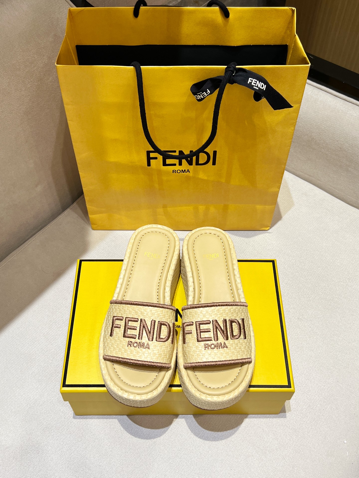 NO:245401,FEND1 new model, exclusive top version, non-market currency!  I thought it was very heavy, but in fact it was easy to wear, but not heavy. The key was to make your legs look longer!  This pair of broadband, thick-soled height-enhancing slippers is really a must-have tool this year!  The original color interwoven fiber glue is made of Lafite, water-dyed sheepskin foot pad, decorated with the iconic FF pattern of the same color system. Light brown silk thread FENDI Roma embroidery (must compare the counter, the letter logo of the market currency is very large and crooked, and it is not cheap and not good). Our water table is customized with genuine mold opening. It is not just like the market currency, which is made of a similar water table in the market. The bottom is a ZP mold opening custom original sole, and the upper is top-grade dyed sheepskin inside. The upper is soft and comfortable!  Top purely handmade craftsmanship size: 34-41, 00, slippers, fendi, slippers, sheepskin19860909FEND1新款,独家顶级版本,非市场通货！ 以为很重,其实巨好穿,不重,关键好搭显腿长！ 这双宽带厚底增高拖鞋真的是今年必备神器！ 原色交织纤维胶拉菲草材质,水染羊皮脚垫,饰以同色系标志性FF图案.浅咖色丝线FENDI Roma刺绣（一定要对比专柜,市场通货的字母logo很大而且歪歪扭扭,便宜没好货）,咱家水台是正品开模定制出来的,不是像市场通货随便在市场找一个差不多水台造的,底片是ZP开模定制的原版大底,鞋面内里是顶级透染羊皮,整个鞋帮起来柔软舒服！ 顶级纯手工工艺制作 码数size: 34-41, 00,拖鞋,fendi,slippers,sheepskin,Women's Shoes