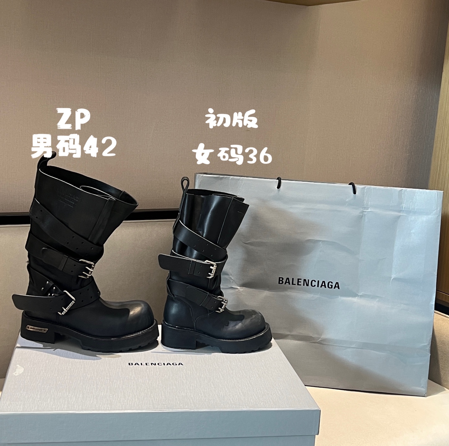 NO:480043,Exclusive counter 0 gap source of goods!  Authentic purchase of the boots~ This boot is the same as men and women. When I bought the version, the women's style had no size, so I bought a pair of men's styles. The letters of the men's boots are on top and the women's shoes are down!  No one dares to make the goods that are so expensive as original leather. The leather of the boot is completely wrong. The biggest difference can be seen on the pattern on this side of the boot leather. The original leather is very stylish and has a delicate feel, but the market goods are very rough because the cost of the leather is too far apart, and the price and quality are proportional. This world still gets the price. There is no need to lose pie in the world. You can buy good goods for a little money unless in stock. The cost of this leather is very different. You must buy our authentic original goods in pursuit of 1:1. The original mold-opening genuine anti-slip large sole, genuine leather + high-density imported EVA + precision rubber material large sole, composed of three materials. The entire boot body and belt have different degrees of color and old effects. Don’t think that there is something wrong with the leather material. It is a deliberate effect. You should buy it again if you know how to buy it.  The original pure copper silver brushed metal buckle is a 1:1 perfect restore Z, a true top-notch original product!  ,boots,boots19860909独家专柜0差距货源！正品购入打版～ 这款靴是男女同款,当时买版的时候女款没有码,就买入一双男款,男款的靴筒字母在上面一点,女鞋的往下一点！ 现在出的市场货没有人敢用原版皮这么贵的皮料来做,靴面皮质完全不对,最大区别可以看靴子皮料里边儿的这一面的纹路,原版皮是很有风格的,比较细腻的手感,但市场货是很粗糙的,因为皮料成本相隔太远,价格和质量是成正比的,这个世界还是一份价格一分货,天下没有掉馅饼的事,花少钱能买到好货除非库存.这个皮料成本相差甚远,追求1:1一定要入手咱家的正宗原版货 原版开模正品防滑大底,真皮+高密度进口EVA+精密橡胶材质大底,三种材质组成 整个靴身及皮带都有不同程度的擦色做旧效果,不要以为是皮料有什么问题,是故意做出的效果,懂得再去入手 原版纯铜银色拉丝金属饰扣是1:1完美还原Z,真正的顶级原版货！,靴子,boots,Women's Shoes