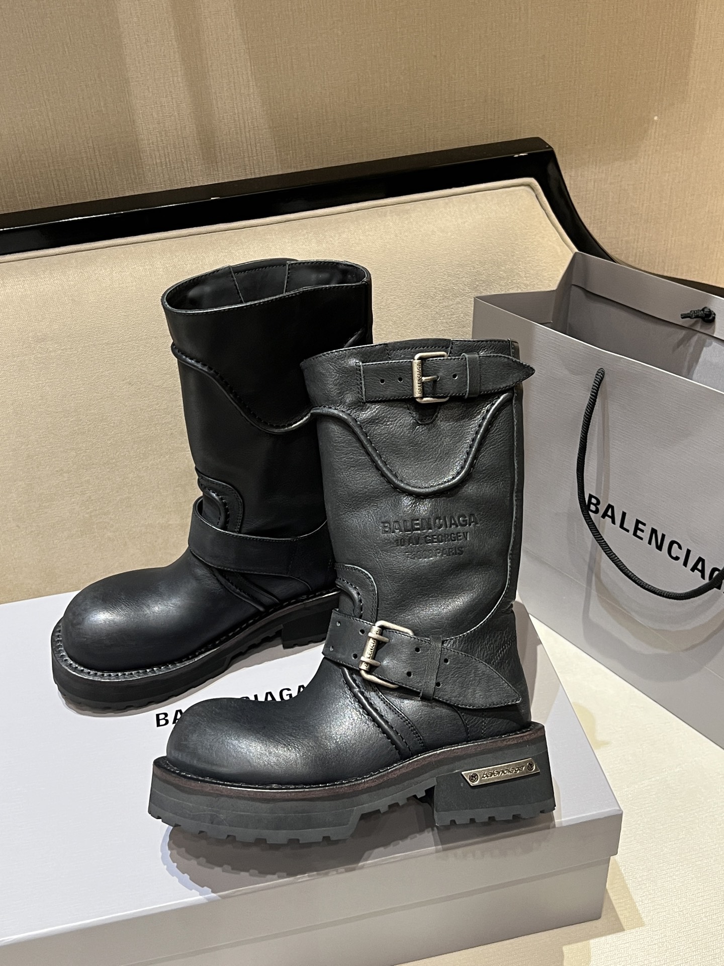 NO:480048,Exclusive top version~ It's sweet and spicy girl group no longer runs out. It's heightened. The thick-legged star is very friendly. The texture is invincible. It's not a real exclusive top product. It feels like you can wear it for a lifetime. It's not a market product. It's not a good product. It's not a late one. It's just a good version. It's very comfortable to wear. It's good looking, thin legs, cool, and the quality of my family. It's first-class material, exclusive source of goods, instantly killing market currency, real original top product.  The upper is made of original polished cowhide leather, and the leather boots and belts have different degrees of anti-crushing effects. If you don’t know how to accept it, don’t buy cowhide feet, with wear-resistant dragon + rubber sole along the leather strip (original molded and outsole, a bit expensive), the original customized pure copper matte silver brushed 'Paris' original standard buckle, which is N times higher than the market goods cost, 1:1 texture, the original full set of packaging, with tote bags, double cloth bags, and the real counter is zero gap!  Size: 34-41, boots, boots, cowhide19860909独家顶级版本～ 穿上就是甜辣女团没跑了 有增高 粗腿星人非常友好 质感无敌 不烂大街（真正的独家顶级货） 感觉能穿一辈子 不是市场货,好货不怕晚,对版就行 穿着感很舒服 冲～好看、显腿细、酷炫、还有我家的品质好,材质做工一流,独家货源,秒杀市场通货,真正的原版顶级货 鞋面选用原版擦色做旧牛皮,皮面靴筒皮带都有不同程度的做旧擦痕效果,不懂不接受的不要买牛皮垫脚,真皮沿条加耐磨龙+橡胶大底（原版开模大底,有点贵）,原版定制纯铜哑银色拉丝做旧“巴黎”原标饰扣,比市场货成本高出N倍,质感1:1,原版全套包装,配手提袋,双布袋,真正专柜零差距！ 码数size: 34-41,,靴子,boots,cowhide,Women's Shoes