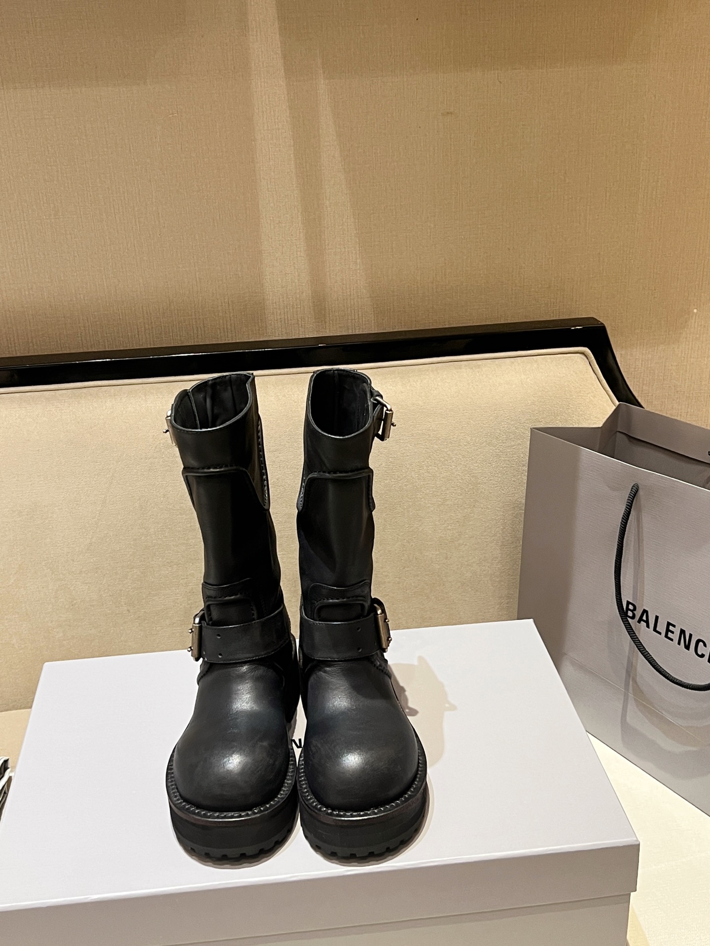 NO:480053,Original configuration Original polished and old cowhide (non-market goods, instantly kill all market versions) Pure copper matte silver brushed old version original buckle Original genuine leather edge strip + wear-resistant dragon + precision rubber sole (quality is high) Original cowhide inner footbed Genuine original small accessories (labeling, certificate of conformity) Original packaging box, handbag Each pair of shoes comes with two cloth bags!  boots, boots, cowhide19860909原版配置 原版擦色做旧牛皮（非市场货,秒杀一切市场版本） 纯铜哑银色拉丝做旧版原版扣 原版真皮沿条+耐磨龙+精密橡胶大底（品质杠杠滴） 原版牛皮内里垫脚 正品原装小配件（贴标、合格证） 原版包装盒、手提袋 每双鞋子配两个布袋！,靴子,boots,cowhide,Women's Shoes