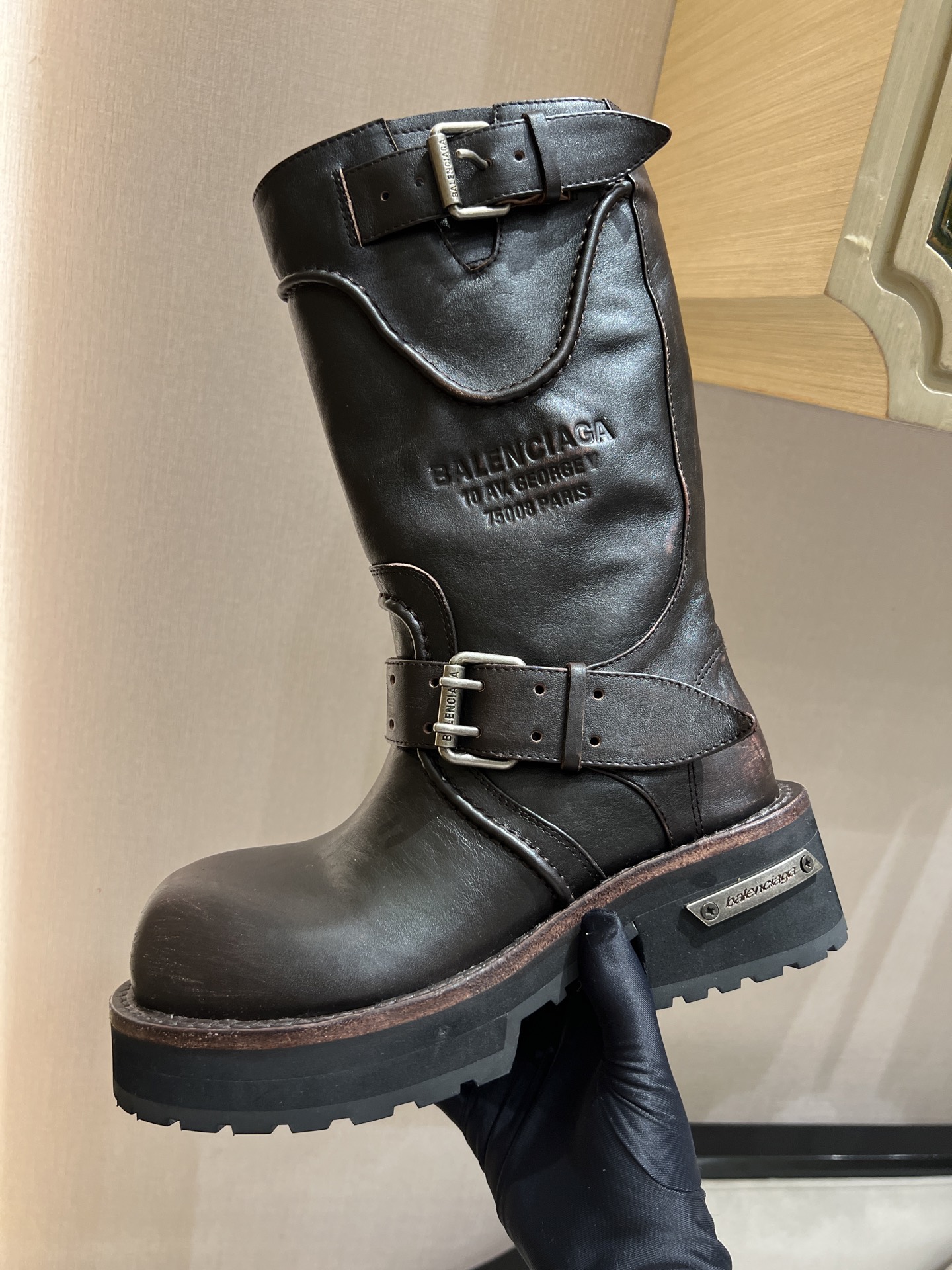 NO:480058,Exclusive top version~ It's sweet and spicy girl group no longer runs out. It's heightened. The thick-legged star is very friendly. The texture is invincible. It's not a real exclusive top product. It feels like you can wear it for a lifetime. It's not a market product. It's not a good product. It's not a late one. It's just a good version. It's very comfortable to wear. It's good looking, thin legs, cool, and the quality of my family. It's first-class material, exclusive source of goods, instantly killing market currency, real original top product.  The upper is made of original polished cowhide leather, and the leather boots and belts have different degrees of anti-crushing effects. If you don’t know how to accept it, don’t buy cowhide feet, with wear-resistant dragon + rubber sole along the leather strip (original molded and outsole, a bit expensive), the original customized pure copper matte silver brushed 'Paris' original standard buckle, which is N times higher than the market goods cost, 1:1 texture, the original full set of packaging, with tote bags, double cloth bags, and the real counter is zero gap!  Size: 34-41, boots, boots, cowhide19860909独家顶级版本～ 穿上就是甜辣女团没跑了 有增高 粗腿星人非常友好 质感无敌 不烂大街（真正的独家顶级货） 感觉能穿一辈子 不是市场货,好货不怕晚,对版就行 穿着感很舒服 冲～好看、显腿细、酷炫、还有我家的品质好,材质做工一流,独家货源,秒杀市场通货,真正的原版顶级货 鞋面选用原版擦色做旧牛皮,皮面靴筒皮带都有不同程度的做旧擦痕效果,不懂不接受的不要买牛皮垫脚,真皮沿条加耐磨龙+橡胶大底（原版开模大底,有点贵）,原版定制纯铜哑银色拉丝做旧“巴黎”原标饰扣,比市场货成本高出N倍,质感1:1,原版全套包装,配手提袋,双布袋,真正专柜零差距！ 码数size: 34-41,,靴子,boots,cowhide,Women's Shoes