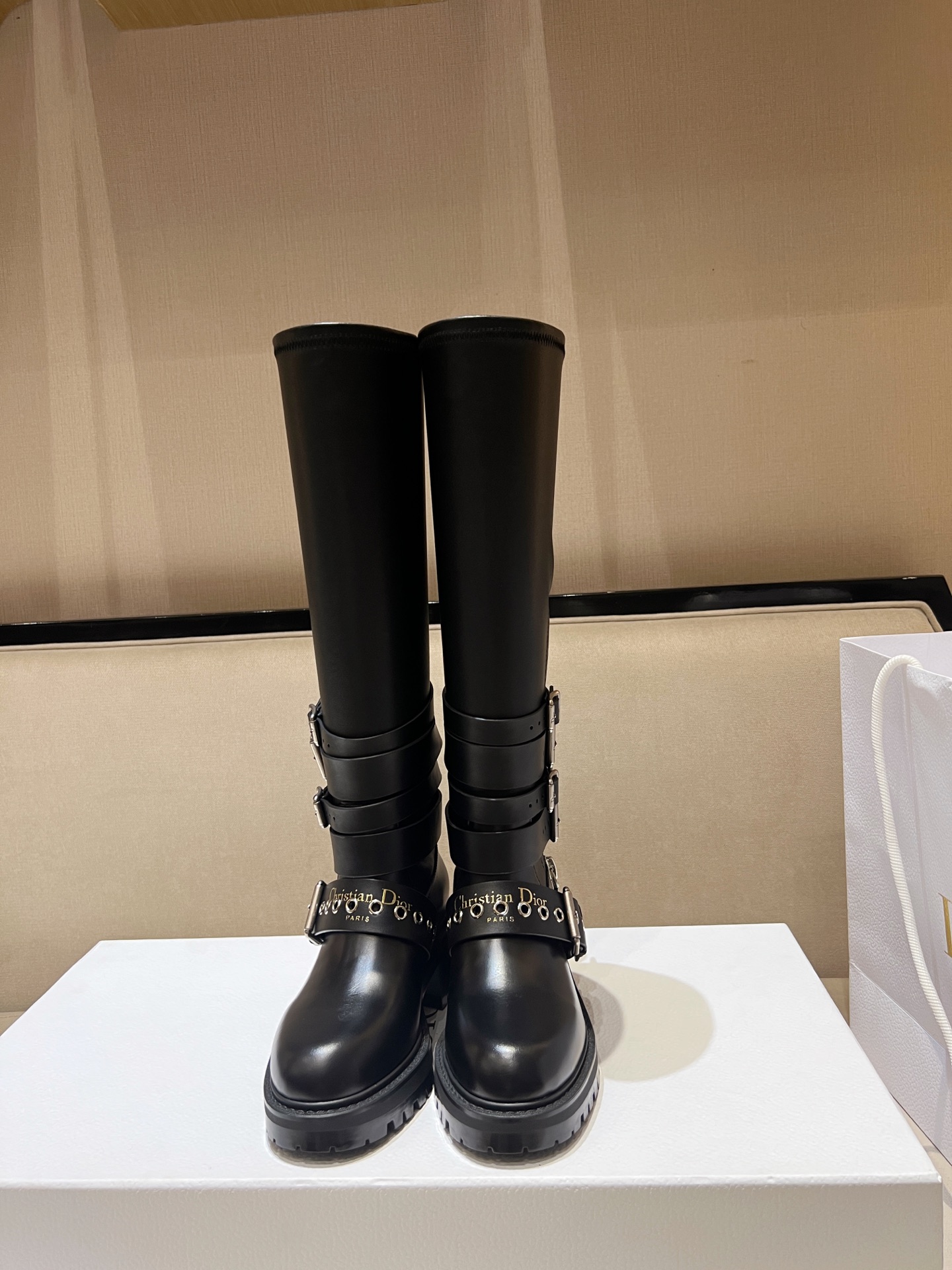 NO:480041,Purchase level ~ Dior autumn and winter 25ss boots, top version!  Exclusively produced This is so beautiful, it looks so slim!  The legs look older, and the feet are really amazing and fashionable outfits are added. The exquisite ZG synchronous packaging!  The sense of ceremony is thrilling!  The boots are made of exclusive custom original cowhide, which is not market-friendly. The quality level is directly used to beat the boots to imported elastic leather. The front and back sides of the belt are original cowhide (the cost is very expensive, and the front and back sides of the original cowhide are oily. This is not comparable to the market goods. No manufacturer can make it 1:1 for such a large cost, but our family is). The cowhide inner footbed is cushioned, and the new model of the large sole has been exclusively opened in 25 years. It increases the height and prevents the legs from being long. The whole person's temperament will be improved. Any kind of clothes can be matched. The king of versatility!  Original cowhide inner footbed, genuine original small accessories (labeling, certificate of conformity), original packaging box, handbag, each pair of shoes comes with two cloth bags. Exclusive source of goods, not that there is no such product on the market, but that there is no such product, killing all market currency in seconds!  The original last of this counter is really a bit problematic. Many people can't wear it. If you try it in the counter, you will definitely know that we have improved it after buying this one, and it is completely comfortable to wear on the feet!  But it retains the flavor of the original last!  The skill of this old shoemaker over 20 years is still great.19860909代购级～Dior秋冬25ss长靴,顶级版本！独家出品 这也太好看了吧 巨显瘦 ！腿显老长了,上脚真的绝了潮流时尚装扮加分 精致感十足的ZG同步包装！仪式感拉爆！ 靴子选用独家定制原版牛皮,非市场通货,品质档次直接吊打靴筒为进口弹力皮,皮带正反两面都原版牛皮（这几条皮带的成本巨贵,正反面原版牛皮对贴再油边,这不是市场货能比的,没有厂家花这么大成本1:1做出来,但咱家是）,牛皮内里垫脚,25年独家开模新款大底,增高防滑显腿长,上脚整个人气质就上来了,什么样的衣服都能搭,百搭之王！ 原版牛皮内里垫脚 正品原装小配件（贴标、合格证） 原版包装盒、手提袋 每双鞋子配两个布袋 独家货源,不是说市场上没有这个款,而是没有这种货品,秒杀一切市场通货！真正的独家货源 这款专柜原版的楦型是真的有点问题的,很多人都穿不了,去专柜试过的肯定会知道,我们这款买回来有做改良,上脚是完全舒适好穿！但又保留了原版楦的味道！这二十多年老鞋匠的功底还是杠杠滴 码数34-41,,靴子,dior,boots,cowhide,Women's Shoes