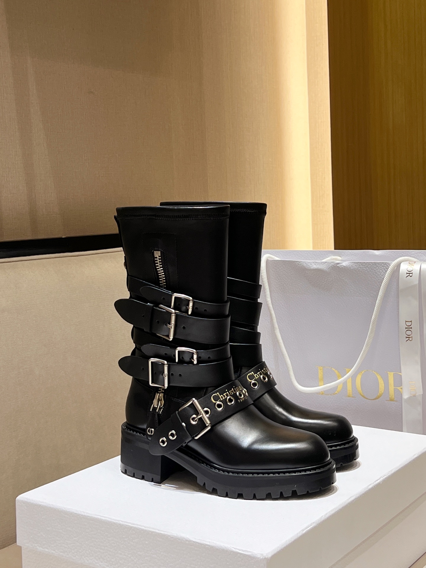 NO:480024,Purchase level ~ Dior autumn and winter 25ss boots, top version!  Exclusively produced This is so beautiful, it looks so slim!  The legs look older, and the feet are really amazing and fashionable outfits are added. The exquisite ZG synchronous packaging!  The sense of ceremony is thrilling!  The boots are made of exclusive custom original cowhide, which is not market-friendly. The quality level is directly used to beat the boots to imported elastic leather. The front and back sides of the belt are original cowhide (the cost is very expensive, and the front and back sides of the original cowhide are oily. This is not comparable to the market goods. No manufacturer can make it 1:1 for such a large cost, but our family is). The cowhide inner footbed is cushioned, and the new model of the large sole has been exclusively opened in 25 years. It increases the height and prevents the legs from being long. The whole person's temperament will be improved. Any kind of clothes can be matched. The king of versatility!  Original cowhide inner footbed, genuine original small accessories (labeling, certificate of conformity), original packaging box, handbag, each pair of shoes comes with two cloth bags. Exclusive source of goods, not that there is no such product on the market, but that there is no such product, killing all market currency in seconds!  The original last of this counter is really a bit problematic. Many people can't wear it. If you try it in the counter, you will definitely know that we have improved it after buying this one, and it is completely comfortable to wear on the feet!  But it retains the flavor of the original last!  The skill of this old shoemaker over 20 years is still great.19860909代购级～Dior秋冬25ss长靴,顶级版本！独家出品 这也太好看了吧 巨显瘦 ！腿显老长了,上脚真的绝了潮流时尚装扮加分 精致感十足的ZG同步包装！仪式感拉爆！ 靴子选用独家定制原版牛皮,非市场通货,品质档次直接吊打靴筒为进口弹力皮,皮带正反两面都原版牛皮（这几条皮带的成本巨贵,正反面原版牛皮对贴再油边,这不是市场货能比的,没有厂家花这么大成本1:1做出来,但咱家是）,牛皮内里垫脚,25年独家开模新款大底,增高防滑显腿长,上脚整个人气质就上来了,什么样的衣服都能搭,百搭之王！ 原版牛皮内里垫脚 正品原装小配件（贴标、合格证） 原版包装盒、手提袋 每双鞋子配两个布袋 独家货源,不是说市场上没有这个款,而是没有这种货品,秒杀一切市场通货！真正的独家货源 这款专柜原版的楦型是真的有点问题的,很多人都穿不了,去专柜试过的肯定会知道,我们这款买回来有做改良,上脚是完全舒适好穿！但又保留了原版楦的味道！这二十多年老鞋匠的功底还是杠杠滴 码数34-41,,靴子,dior,boots,cowhide,Women's Shoes