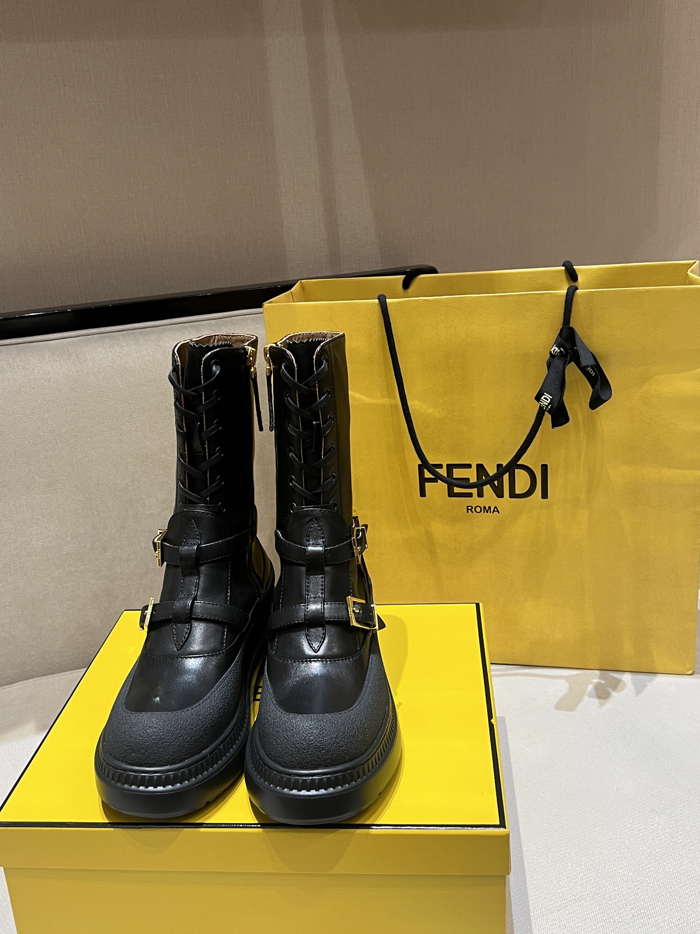 NO:492988,Purchase level!  The highest version of Delfina round-toe motorcycle boots, equipped with shoelaces and laces, with side zippers inside, rubber concave sole, black leather material, decorated with the same color fabric details, gold-finished metal parts. Made with pure handcraft!  Material: Original top calfskin, inner water dyed cowhide size: 34-41,00, boots, boots, cowhide19860909代购级别！最高版本 Delfina圆头机车靴,配有鞋带和系带,内部设有侧边拉链.橡胶凸凹鞋底.黑色皮革材质,饰同色系布料细节.金色饰面金属件.纯手工工艺制造！ 材质 原版顶级小牛皮,内里水染牛皮 码数size: 34-41,00,靴子,boots,cowhide,Women's Shoes