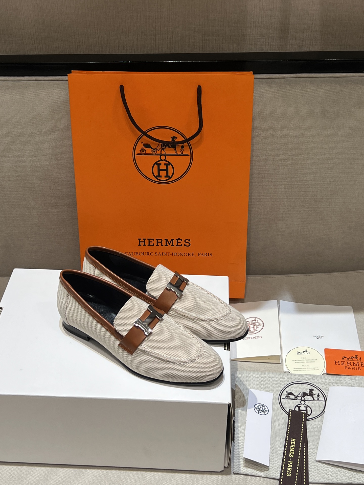 NO:594219,Top quality HERMES classic old money style loafers, top channel goods, classic, with enamel buckles, intellectual, elegant and chic, high-end beauty!  Soft and versatile!  A must-have for horse owners!  The uppers are all made of channel leather, and the leather is delicate and delicate. The best leather is used to make the best shoes. The midsole is shaped with latex, which is comfortable to wear and does not deform. The color-changed cowhide outsole is imported from Italy. The quality lies in it. The whole shoe is very soft, has strong foot fit, and completely releases the pressure on the foot. Mold-opening hardware, anti-oxidation steel buckle!  Comes with full original packaging in airplane box!  Size: 35-42 (40, 41, 42 customization is non-refundable and non-exchangeable), loafers, hermes, hermes, loafers, cowhide19860909顶级品质 HERMES爱马仕 经典老钱风乐福鞋 顶尖渠道货 经典,搭配珐琅扣知性优雅别致,高级美！柔和气质百搭！养马人必备单品！ 鞋面均采用渠道皮料,皮质娇嫩细腻,就是用最好的皮做最好的鞋.通乳胶定型中底,穿着舒适不变形,意大利进口改色牛皮大底,品质所在,高下立见；整鞋非常柔软,适脚性强,完全释放脚部压力；开模五金,防氧化钢扣！ 配飞机盒全套原版包装！ 码数size: 35-42(40,41,42定制不退不换）,乐福鞋,hermes,hermes,loafers,cowhide,Women's Shoes