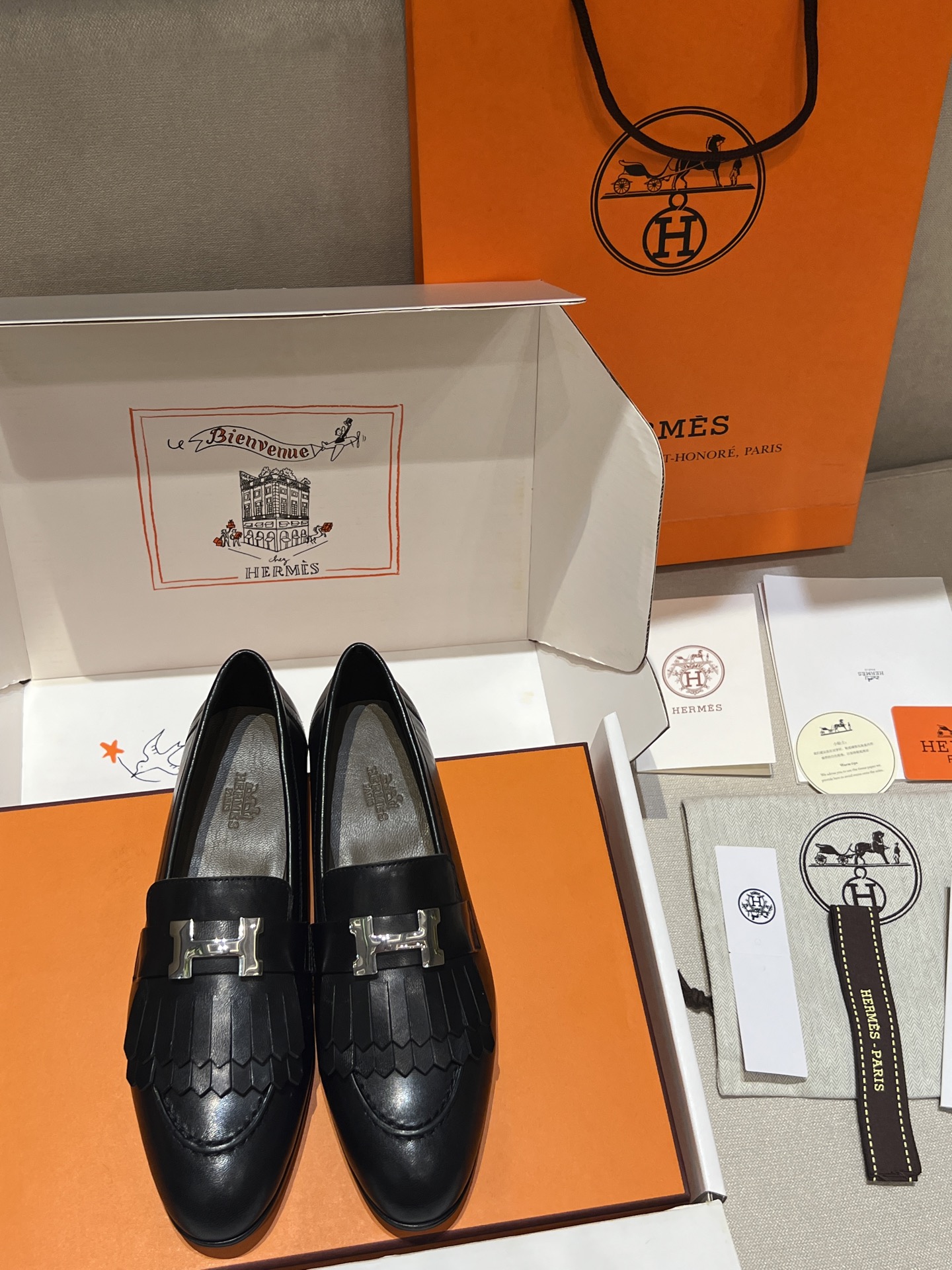 NO:594216,lTop quality HERMES classic old money style loafers, top channel goods, classic, with enamel buckles, intellectual, elegant and chic, high-end beauty!  Soft and versatile!  A must-have for horse owners!  The uppers are all made of channel leather, and the leather is delicate and delicate. The best leather is used to make the best shoes. The midsole is shaped with latex, which is comfortable to wear and does not deform. The color-changed cowhide outsole is imported from Italy. The quality lies in it. The whole shoe is very soft, has strong foot fit, and completely releases the pressure on the foot. Mold-opening hardware, anti-oxidation steel buckle!  Comes with full original packaging in airplane box!  Size: 35-42 (40, 41, 42 customization is non-refundable and non-exchangeable), loafers, hermes, hermes, loafers, cowhide19860909l顶级品质 HERMES爱马仕 经典老钱风乐福鞋 顶尖渠道货 经典,搭配珐琅扣知性优雅别致,高级美！柔和气质百搭！养马人必备单品！ 鞋面均采用渠道皮料,皮质娇嫩细腻,就是用最好的皮做最好的鞋.通乳胶定型中底,穿着舒适不变形,意大利进口改色牛皮大底,品质所在,高下立见；整鞋非常柔软,适脚性强,完全释放脚部压力；开模五金,防氧化钢扣！ 配飞机盒全套原版包装！ 码数size: 35-42(40,41,42定制不退不换）,乐福鞋,hermes,hermes,loafers,cowhide,Women's Shoes