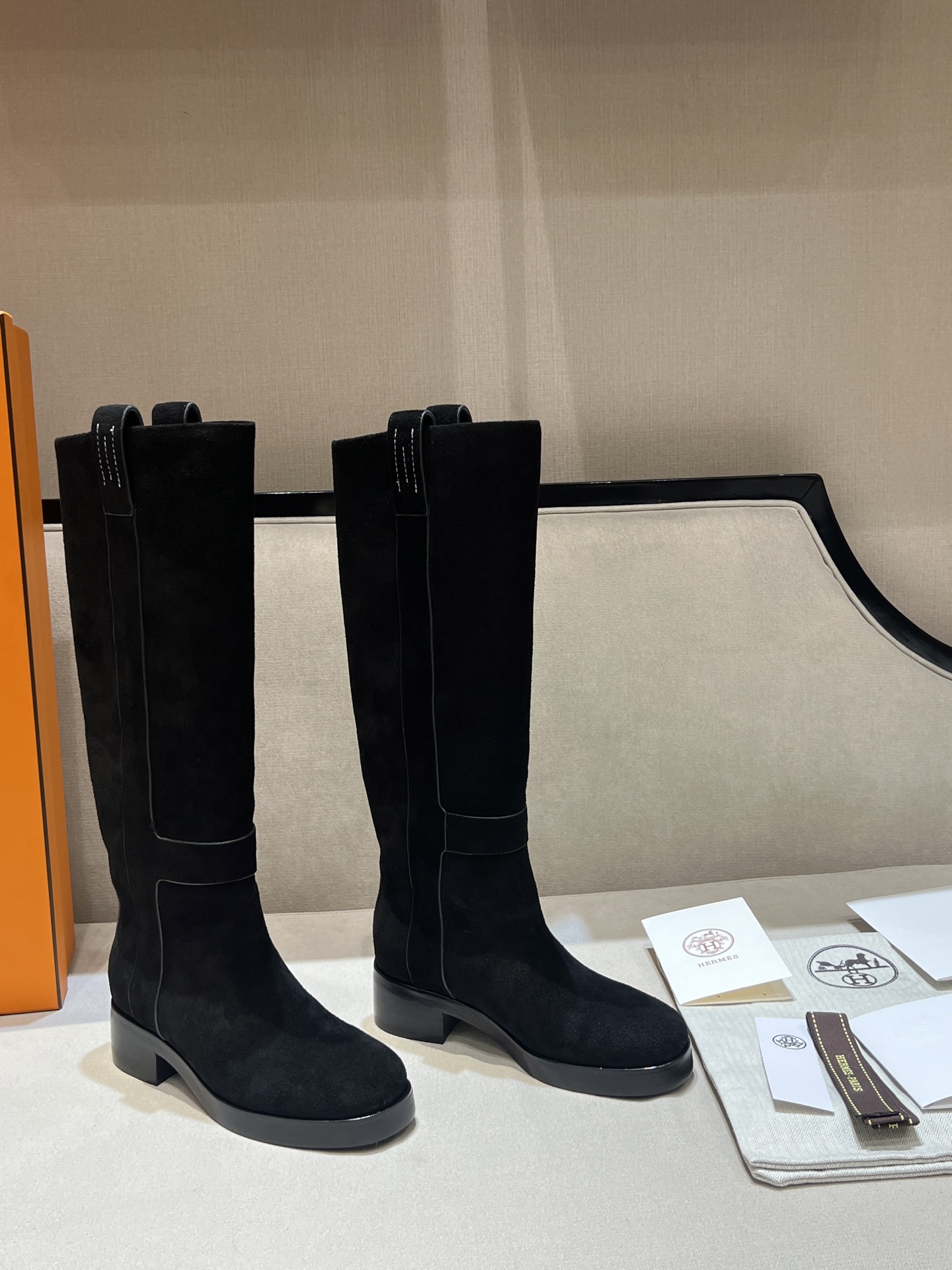 NO:594222,Top quality Hermes 25fw new arrival~ New high-top knight boots for autumn and winter. Original purchasing agent level｜Versatile three-dimensional texture. Very suitable for autumn and winter. A boot full of autumn and winter atmosphere. Materials and craftsmanship. Original custom-made cow suede/high mercerized upper. Lined with cowhide. Sole: Italian imported genuine leather outsole. Heel height 4.5cm. Size: 35-40 (40 orders are not returnable)  #: Comes with HERMES full set of high-end packaging, boots, hermes, boots, cowhide, Leather soles19860909顶级品质 Hermes 25fw new arrival～ 秋冬新款高筒骑士靴 原版购入代购级别｜版型立体质感拉满 很适合秋冬的一款靴子满满的秋冬氛围感 材质与工艺 鞋面原版定制牛反绒/高丝光 里衬牛皮内里 鞋底:意大利进口真皮大底 跟高4.5cm Size: 35-40（40订做不退换） #:配HERMES全套高端包装,靴子,hermes,boots,cowhide,Leather soles,Women's Shoes