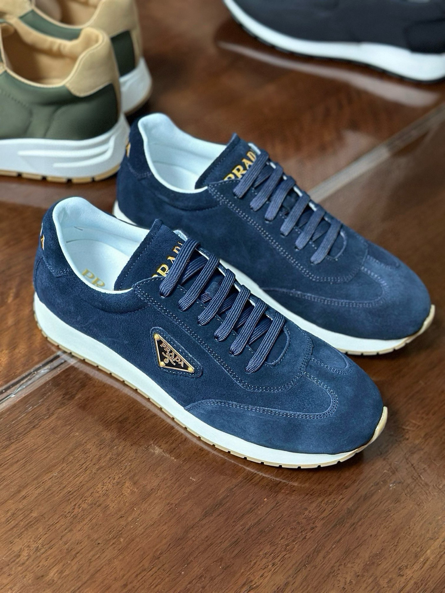 Prada Zapatillas Deportivas de Ante Azul Marino para Hombre - Comodidad y Estilo