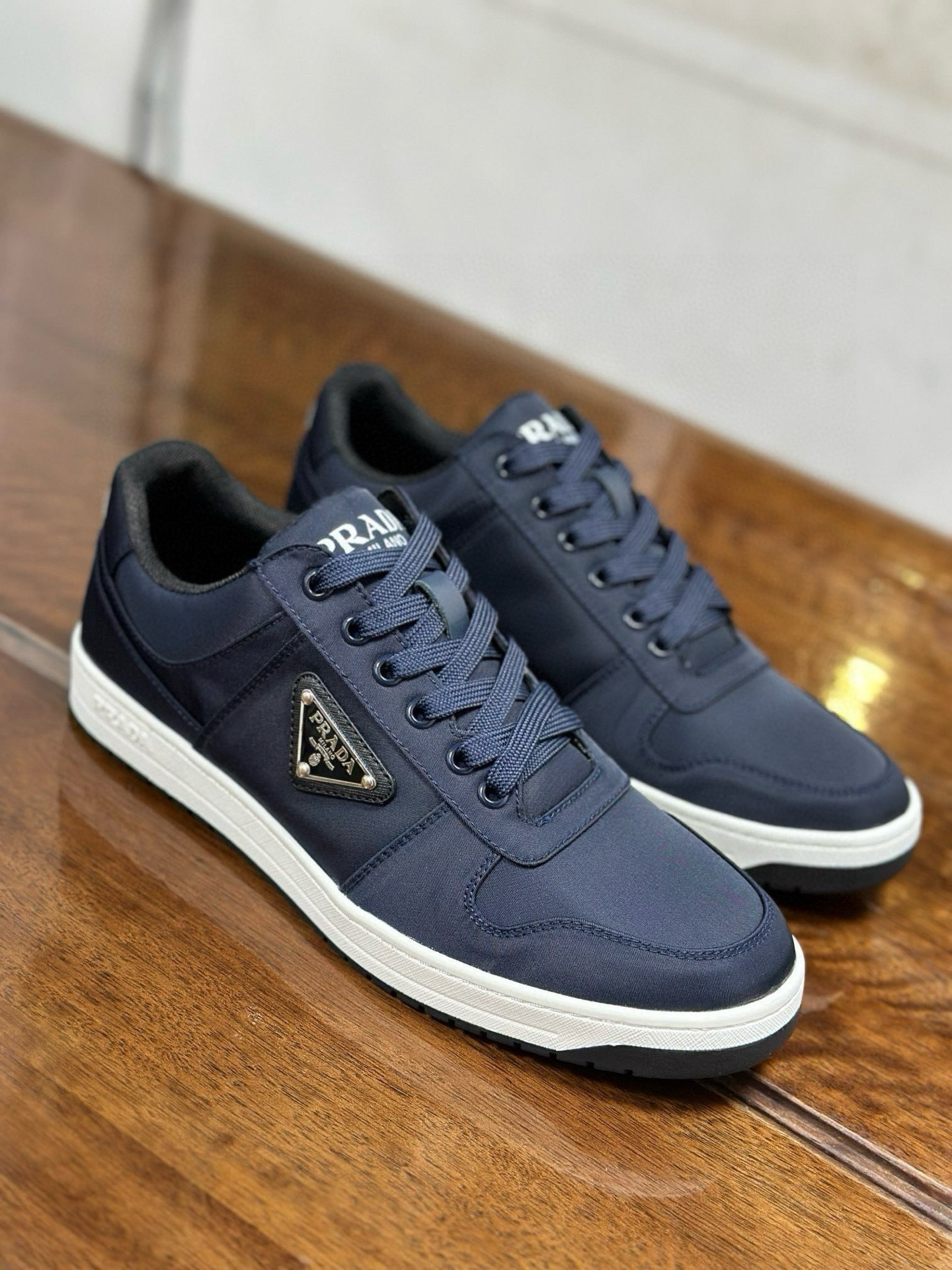 Prada Zapatillas Deportivas de Piel Napa para Hombre - Elegancia y Comodidad
