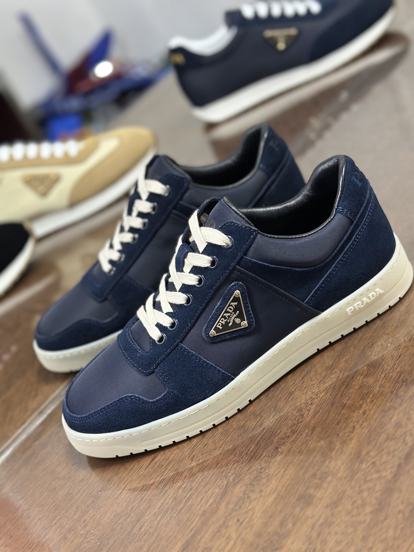 Prada Heren Nappa Leren Sneakers met Metalen Logo - Stijlvol en Comfortabel