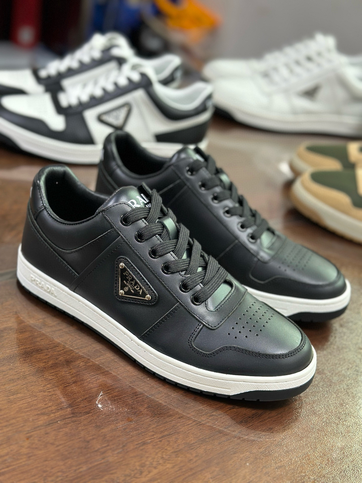 Prada Baskets en Cuir Nappa Noir avec Détails Distinctifs