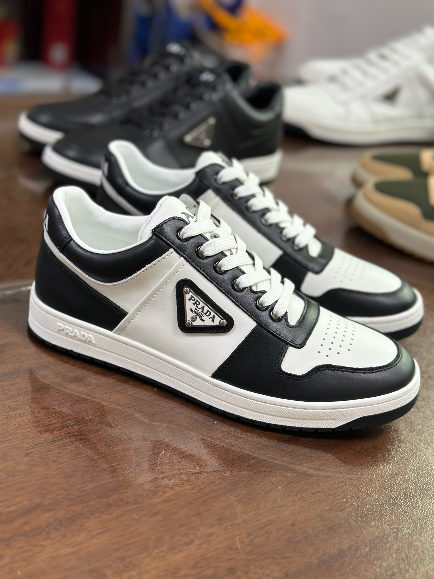 Prada Zapatillas de piel napa para hombre, diseño moderno y confort excepcional.