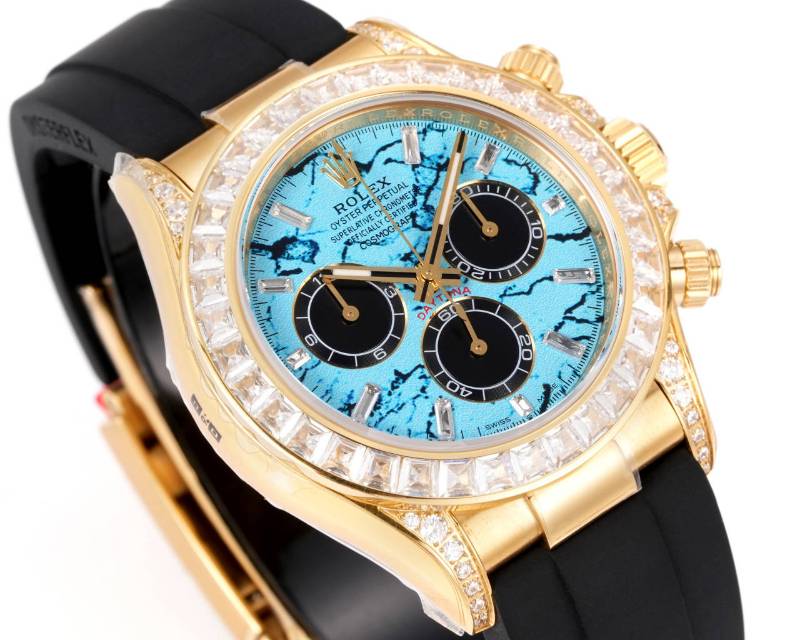 FH v2 155g配重迪通拿VVVIP隐藏款到货！
​第一款为VIP绿松石隐藏款，第二款VIP隐藏款俗称长颈鹿；表耳、表盘均镶嵌人工培育碎钻；表圈镶嵌人工培育T方钻石，火彩十足，闪闪发光！搭载最新版Cal.4131一体机芯，动能储备72小时+！重量做到153g，同步原装；不掉皮不掉色🉑重复包金！欢迎各位VIP解毒品鉴[呲牙]