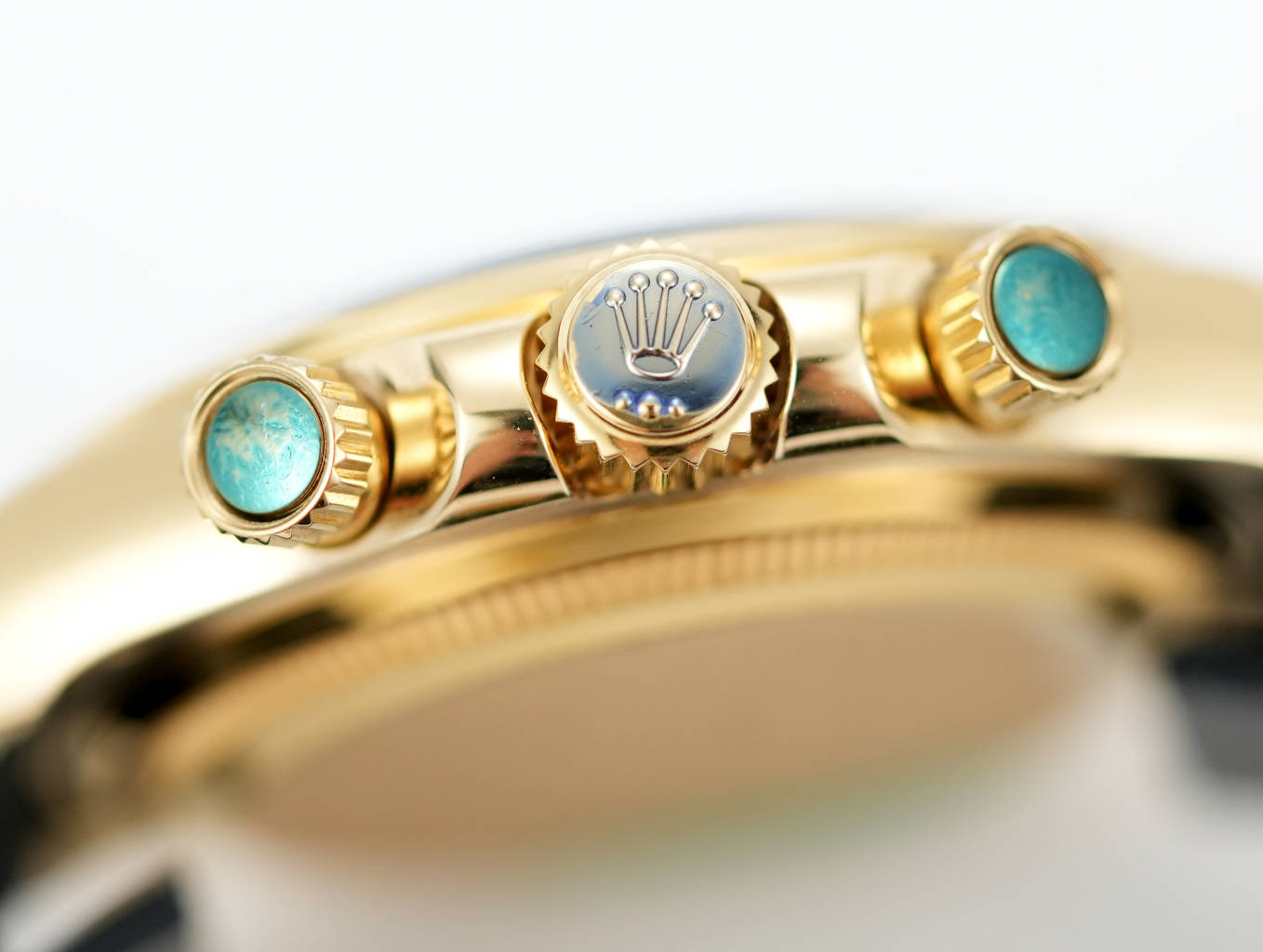 FH factory V2 155克🔥性价比配重迪通拿到齐🔥
1:采用904L精钢包壳内部配重,拒绝底盖加厚加重、全钨钢材质表壳!FH承诺不掉皮不掉色可包金!市面独一家!重量155g,无限接近原装。表径对版原装黄金尺寸40MM,厚度12.2MM!表壳底部均压印对版原装四个贵金属印记!
2:不计成本搭配原装代用表盘、指针、高透蓝宝石玻璃镜面!陶瓷圈口刻度采用白金填充物涂层,不发黑不模糊!表盘、指针均采用瑞士进口夜光填充粉,对版冰宝蓝夜光颜色,持久光亮!搭配内含记忆钢片橡胶表带,904L精钢打造一体表扣,内部同步原装推拉滑轮技术!
3:高配版本有两个选择:
1️⃣老款迪通拿搭载上海JH-4130一体机芯。
2️⃣新款迪通拿则搭载上海JH-4131一体机芯。(非市面上其他工厂采用廉价4801机芯改)
机芯动力储备72小时+
3️⃣新老款均可搭载性价比丹东7750顺调一体机芯!
FH factory主打高品质--良心价--满足追求完美的你!欢迎品鉴~